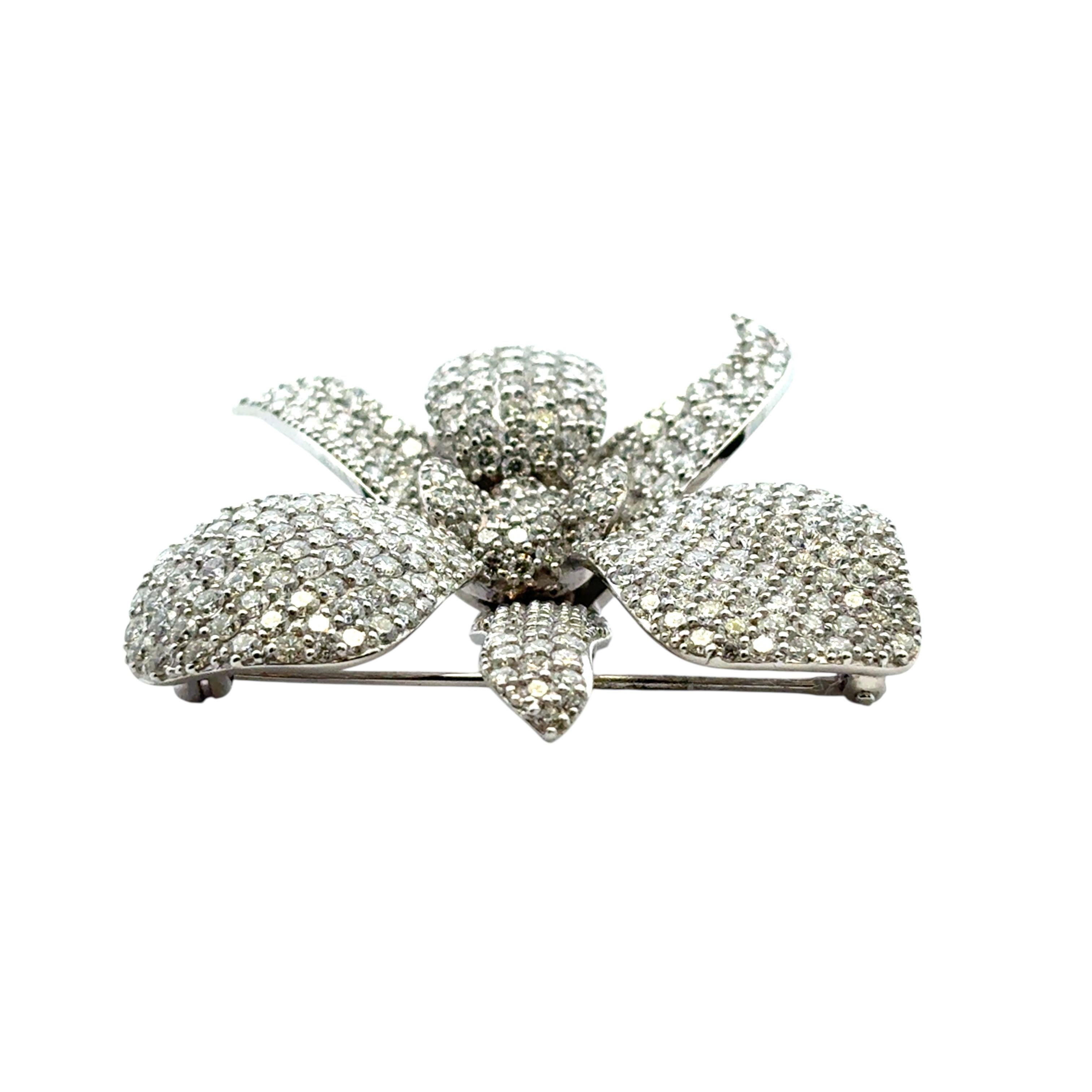 Spilla a fiore in oro bianco 18k con pavé di diamanti da 9 carati circa in vendita 6