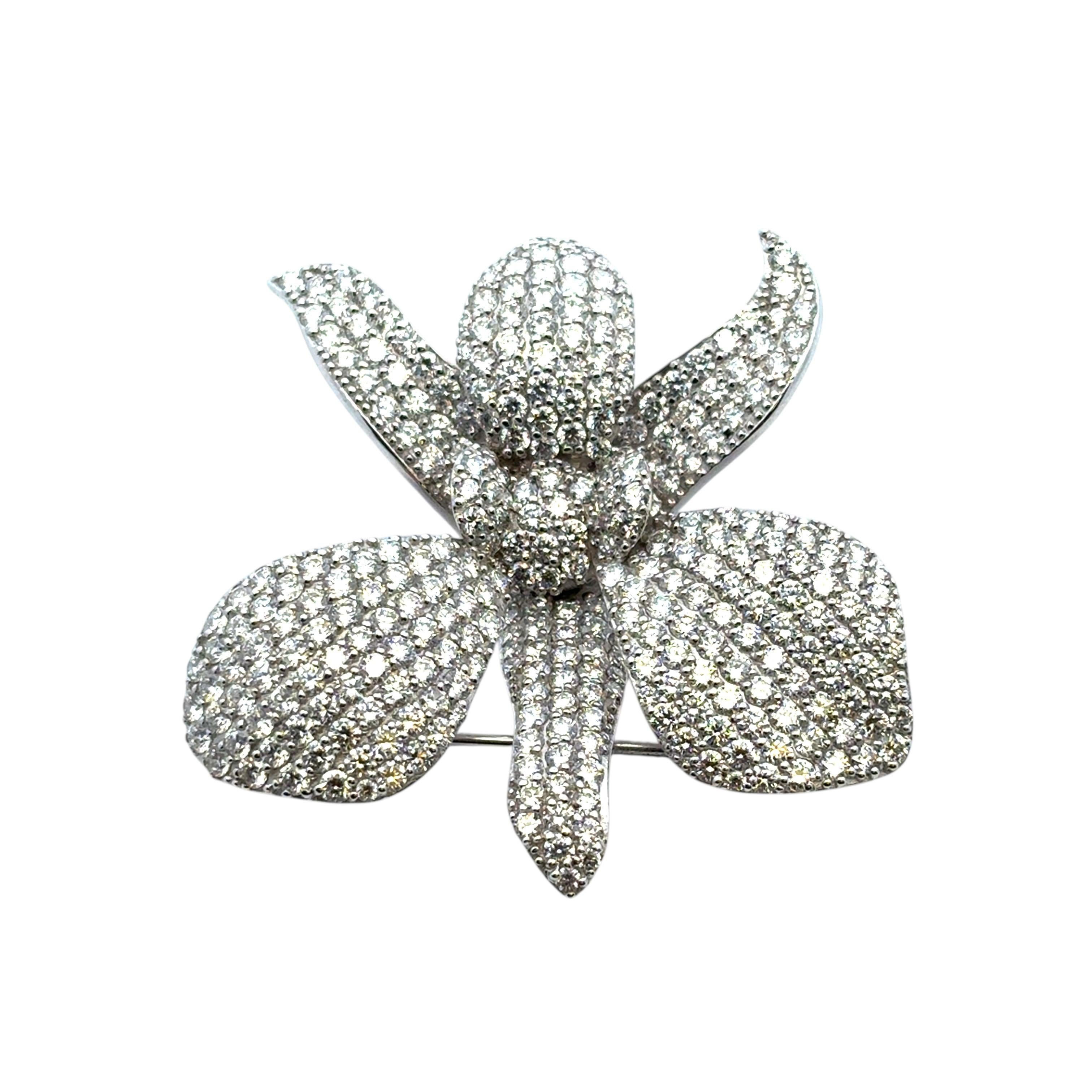 Spilla a fiore in oro bianco 18k con pavé di diamanti da 9 carati circa in vendita 7