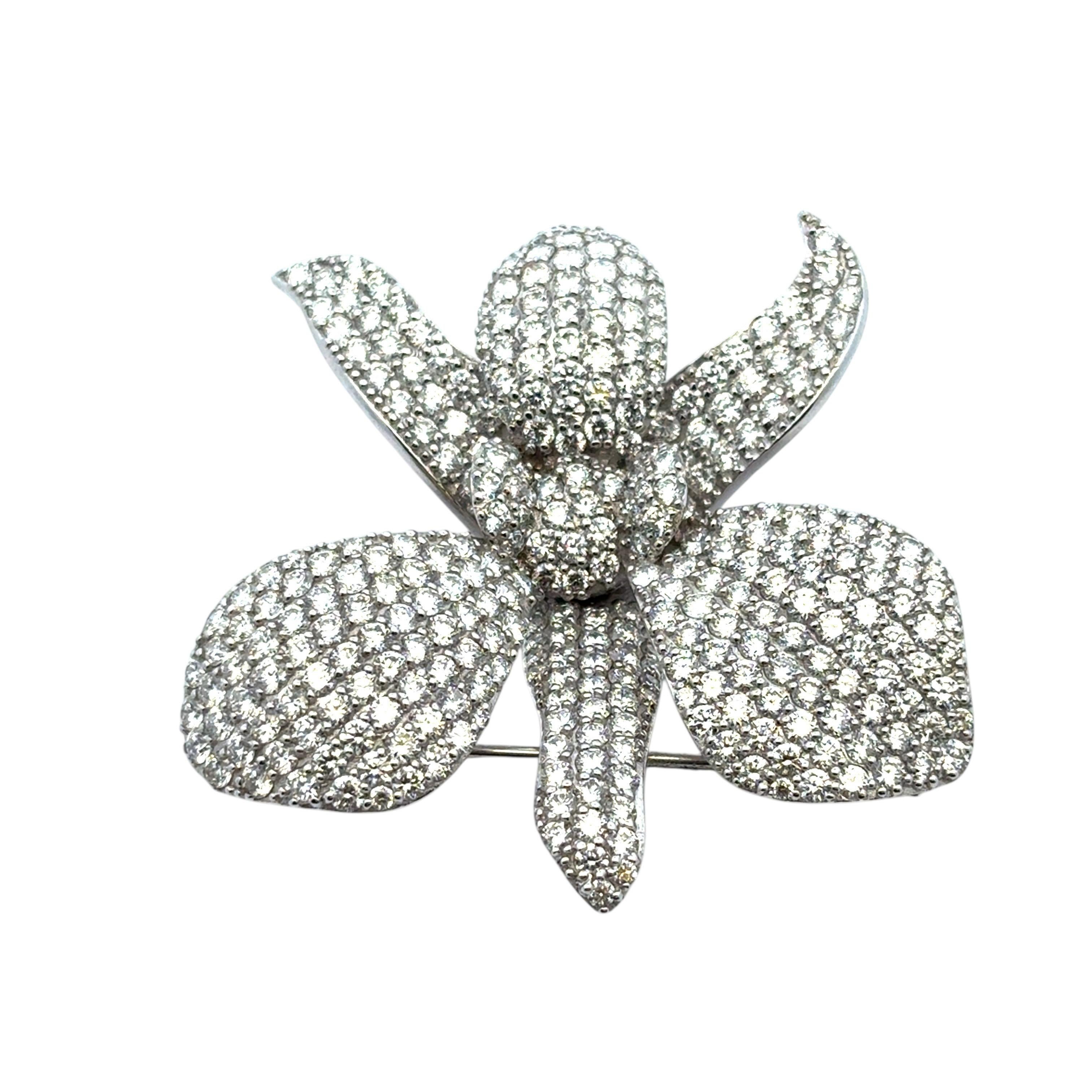 Spilla a fiore in oro bianco 18k con pavé di diamanti da 9 carati circa in vendita 8