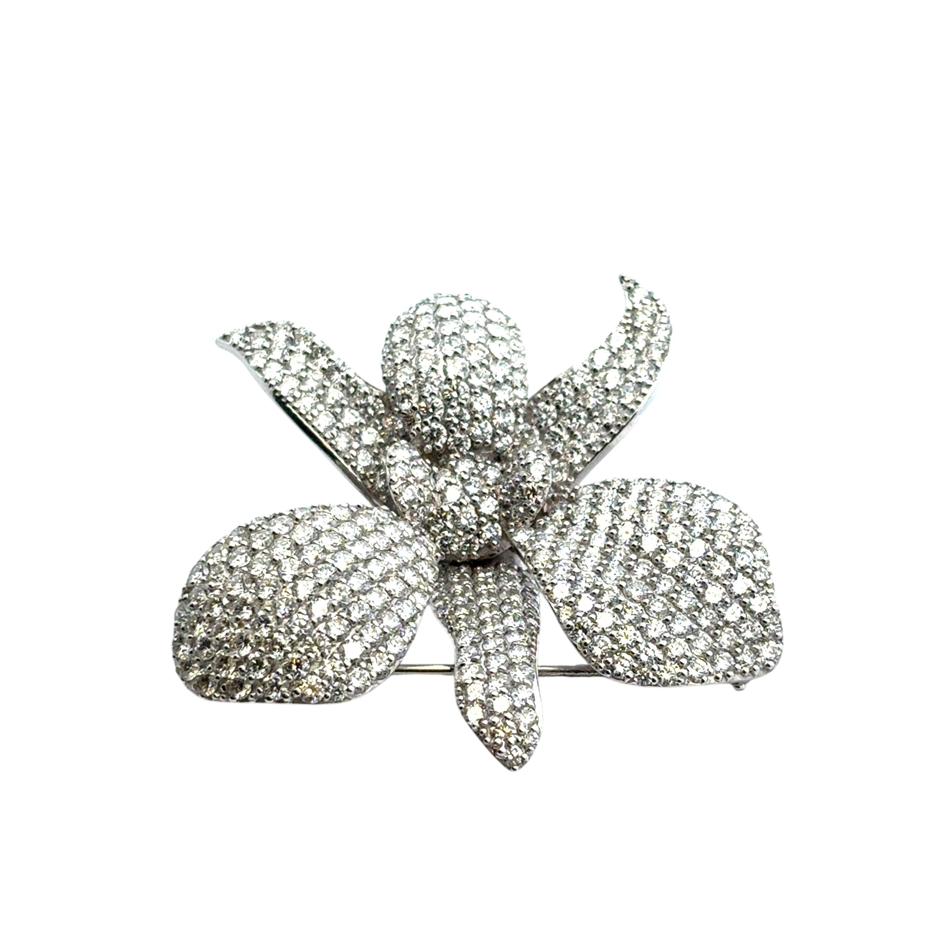 Spilla a fiore in oro bianco 18k con pavé di diamanti da 9 carati circa

Questa splendida spilla a fiore con diamante da 9,0ctw è in ottime condizioni ed è pronta per essere spedita!

Stile: Spilla
Materiale: oro bianco 18k
Dettagli sui diamanti: