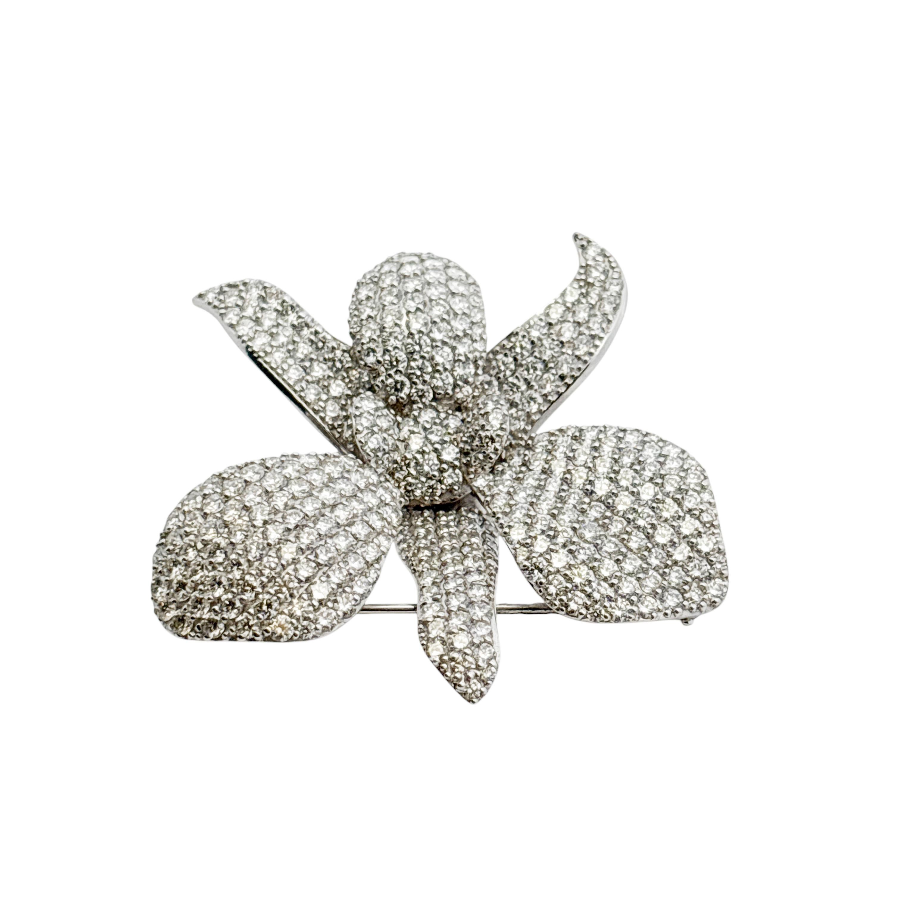 Moderno Spilla a fiore in oro bianco 18k con pavé di diamanti da 9 carati circa in vendita