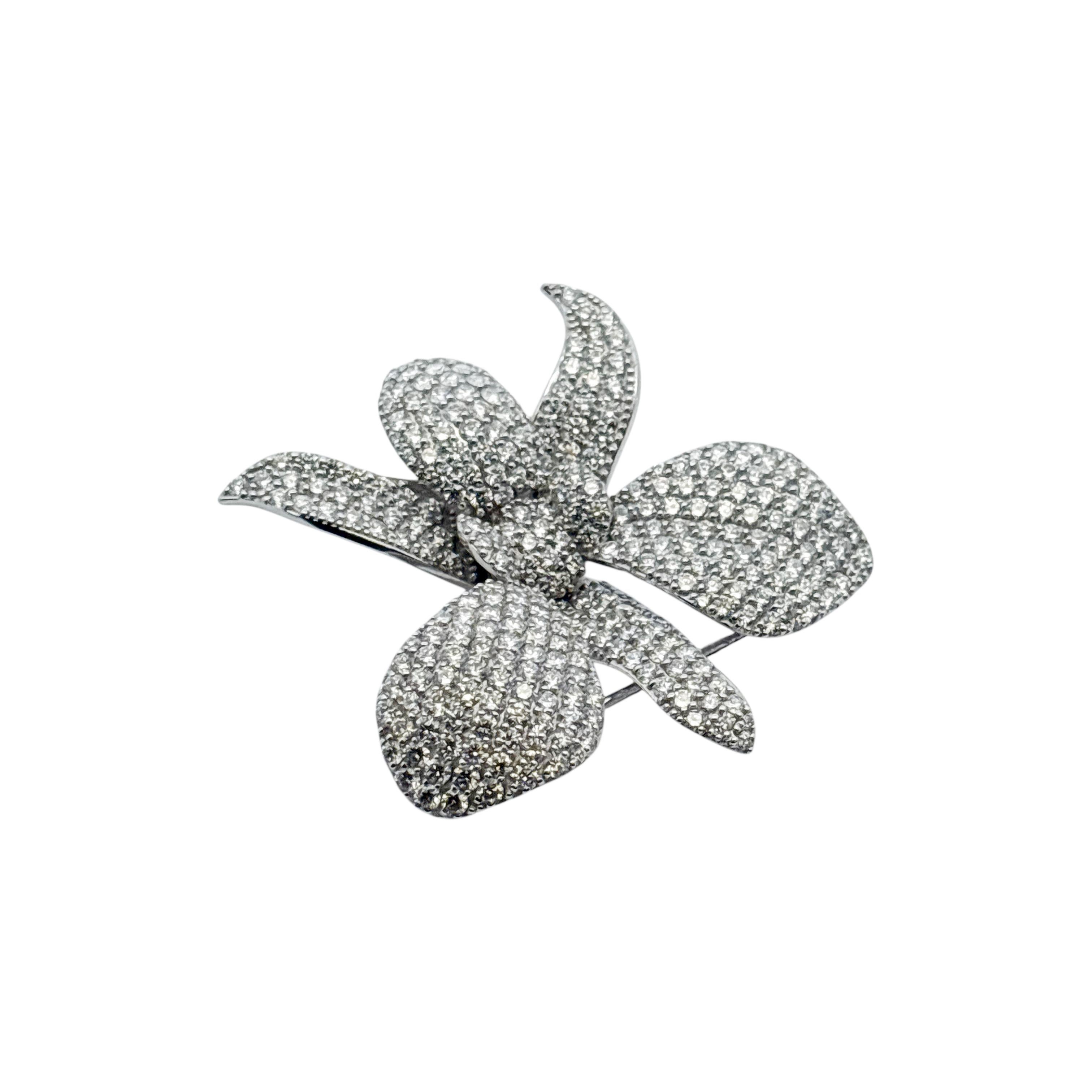 Taglio rotondo Spilla a fiore in oro bianco 18k con pavé di diamanti da 9 carati circa in vendita