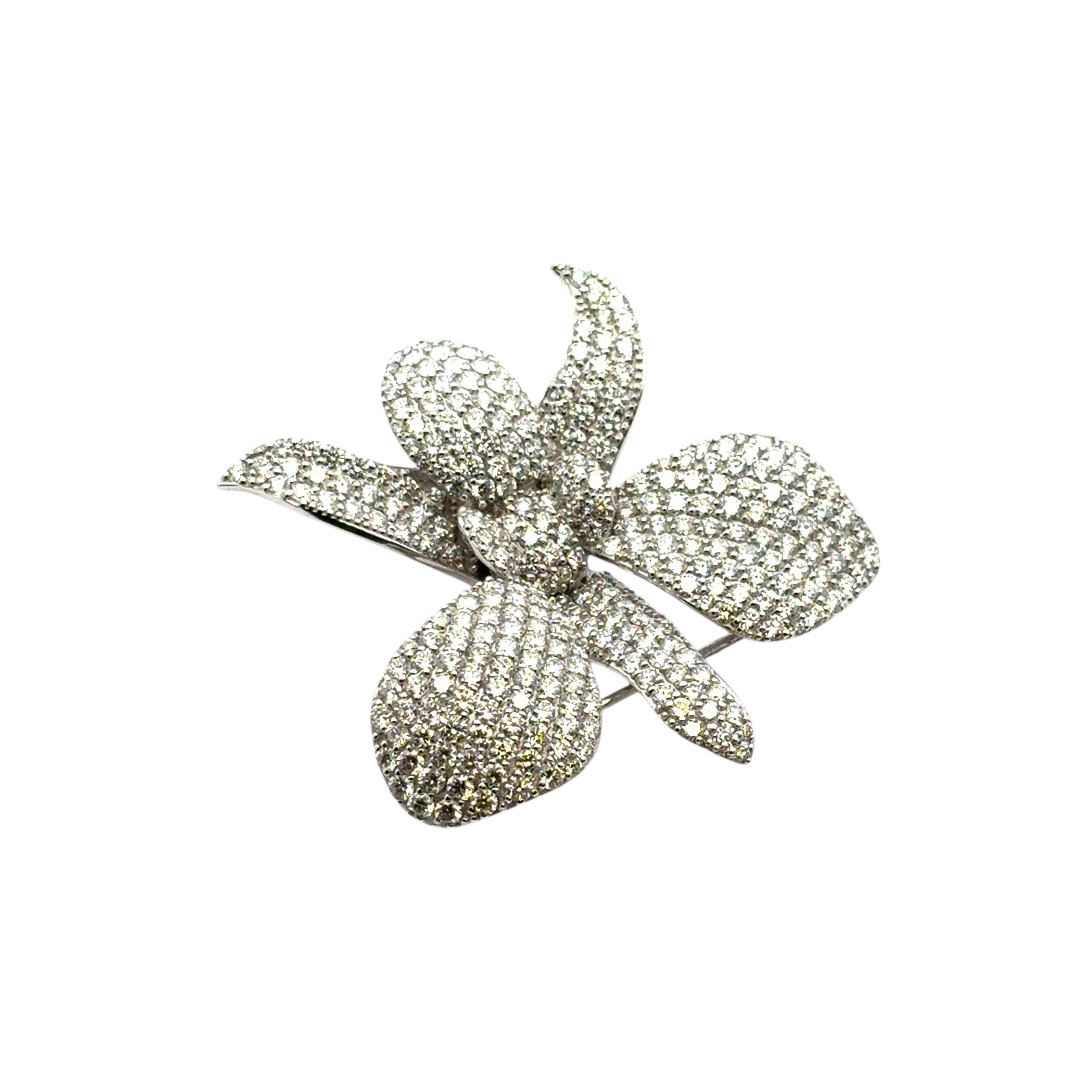 Spilla a fiore in oro bianco 18k con pavé di diamanti da 9 carati circa In condizioni ottime in vendita a Boca Raton, FL