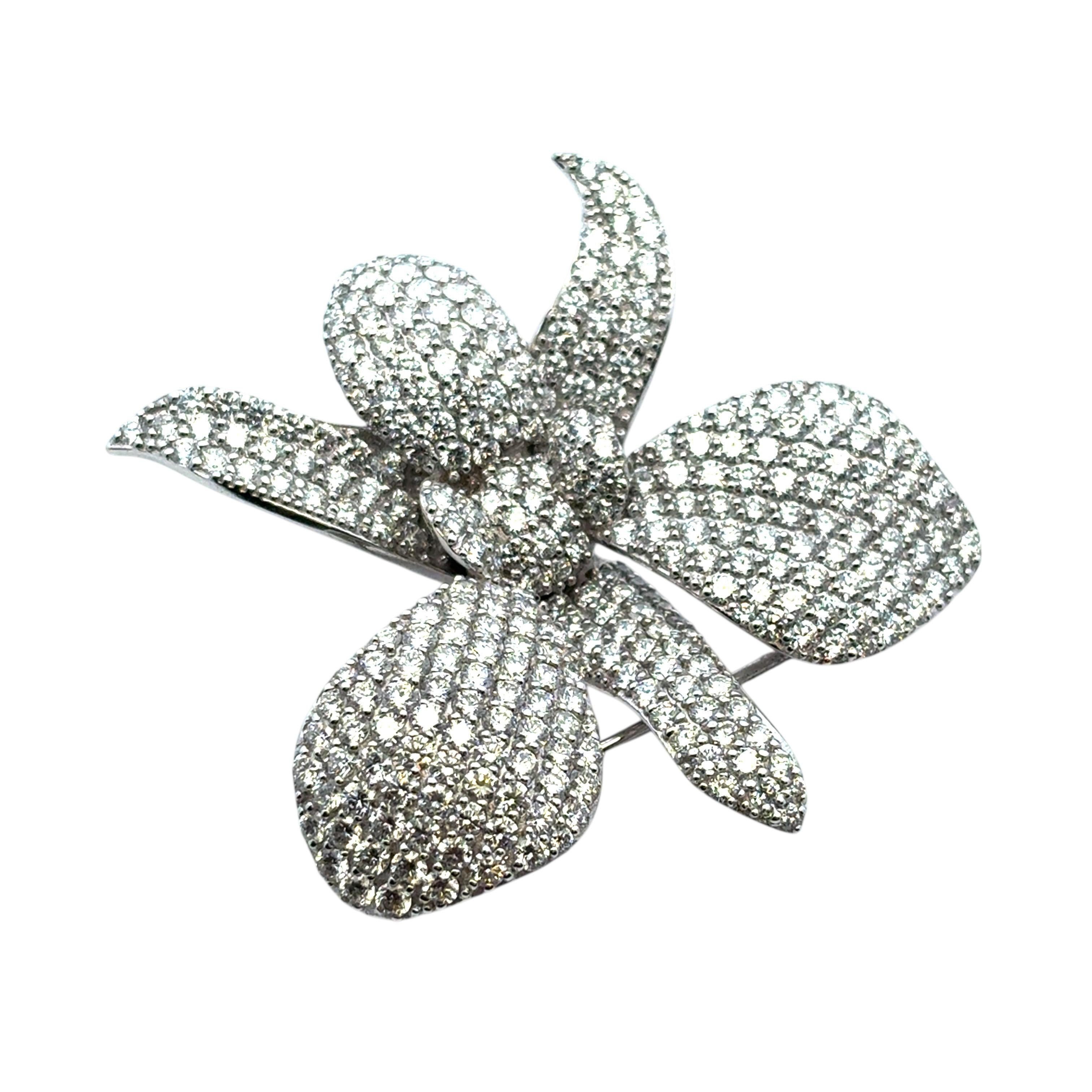 Donna Spilla a fiore in oro bianco 18k con pavé di diamanti da 9 carati circa in vendita