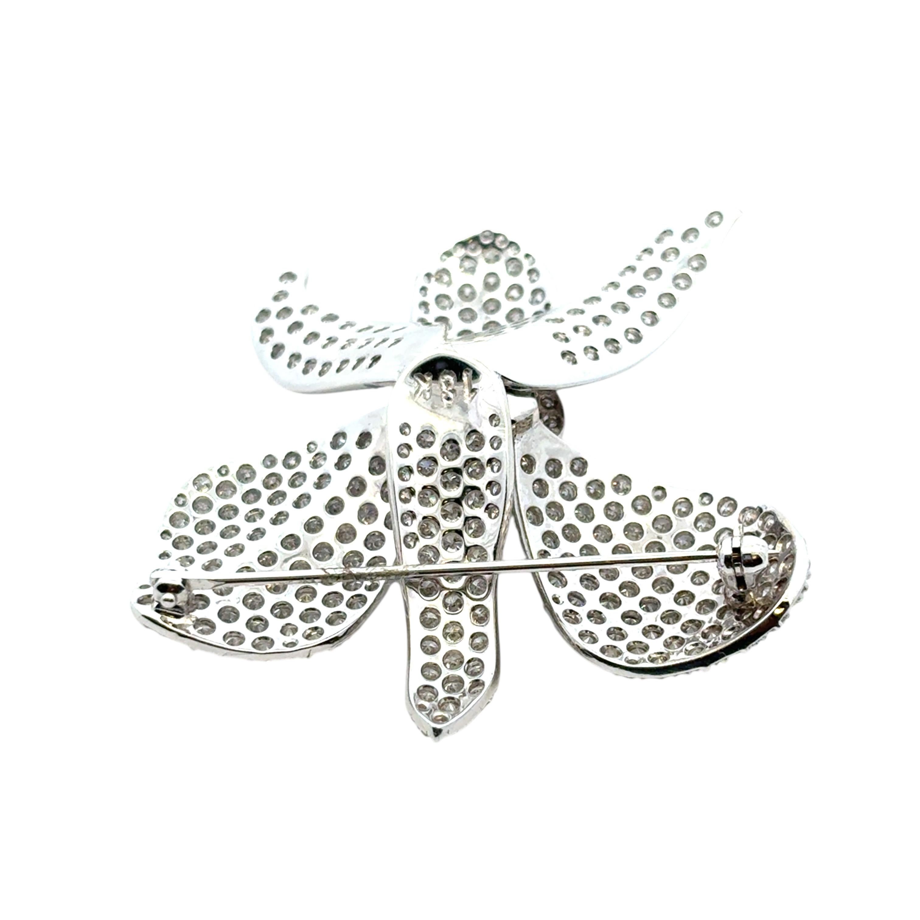 Spilla a fiore in oro bianco 18k con pavé di diamanti da 9 carati circa in vendita 1