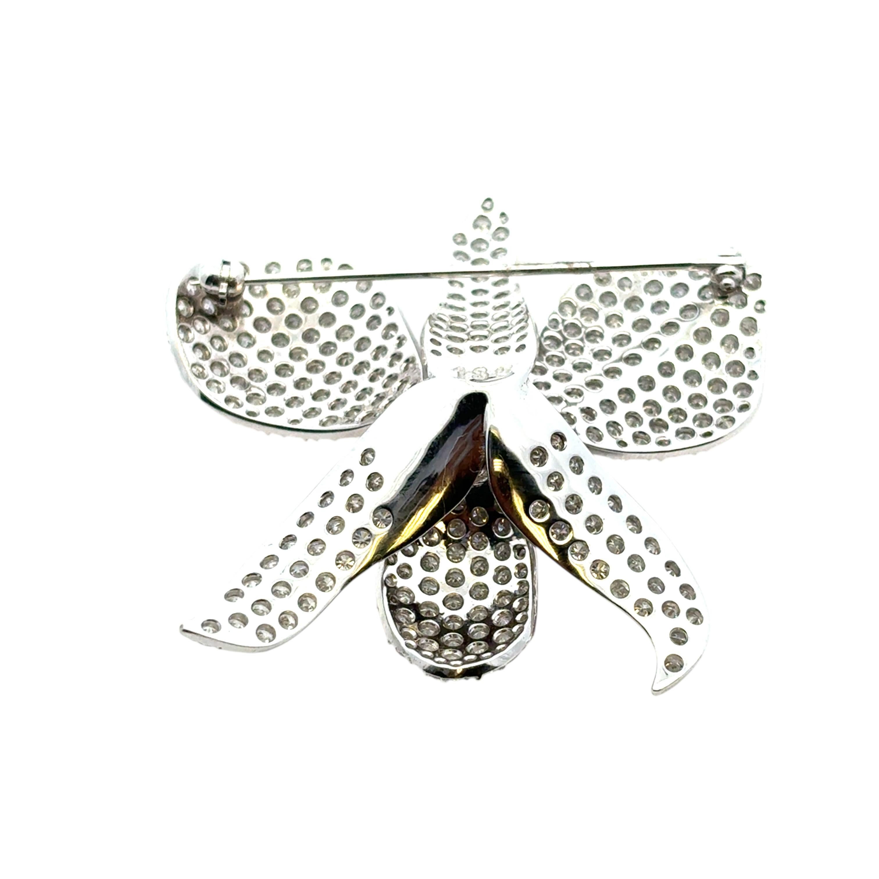 Spilla a fiore in oro bianco 18k con pavé di diamanti da 9 carati circa in vendita 2