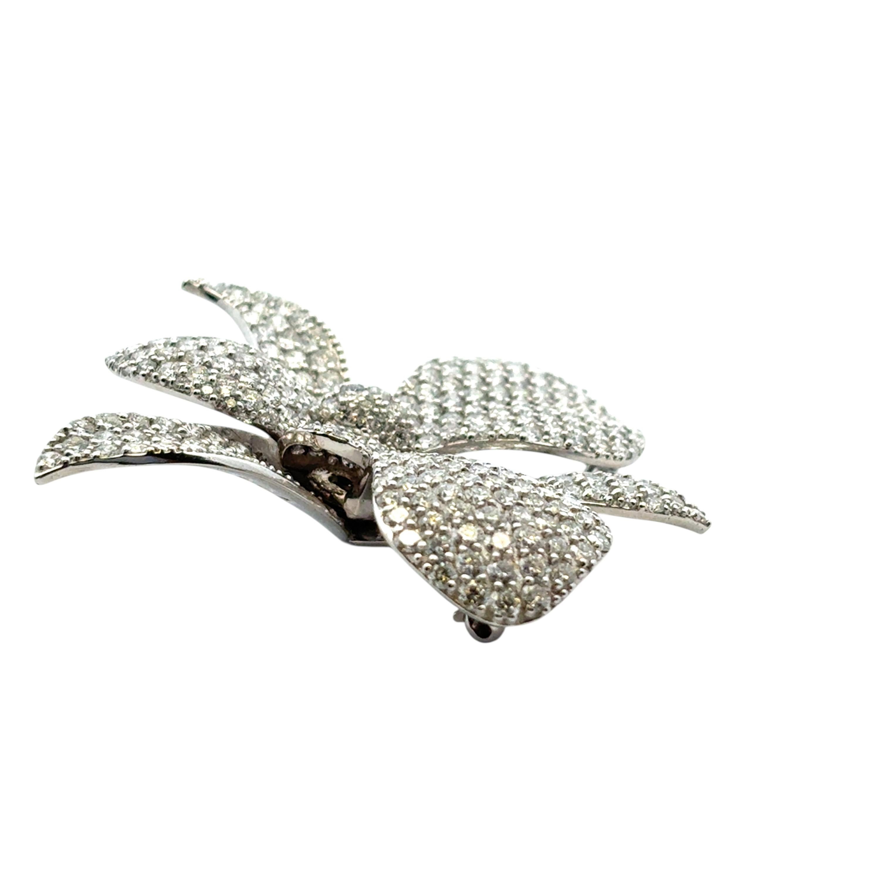 Spilla a fiore in oro bianco 18k con pavé di diamanti da 9 carati circa in vendita 3