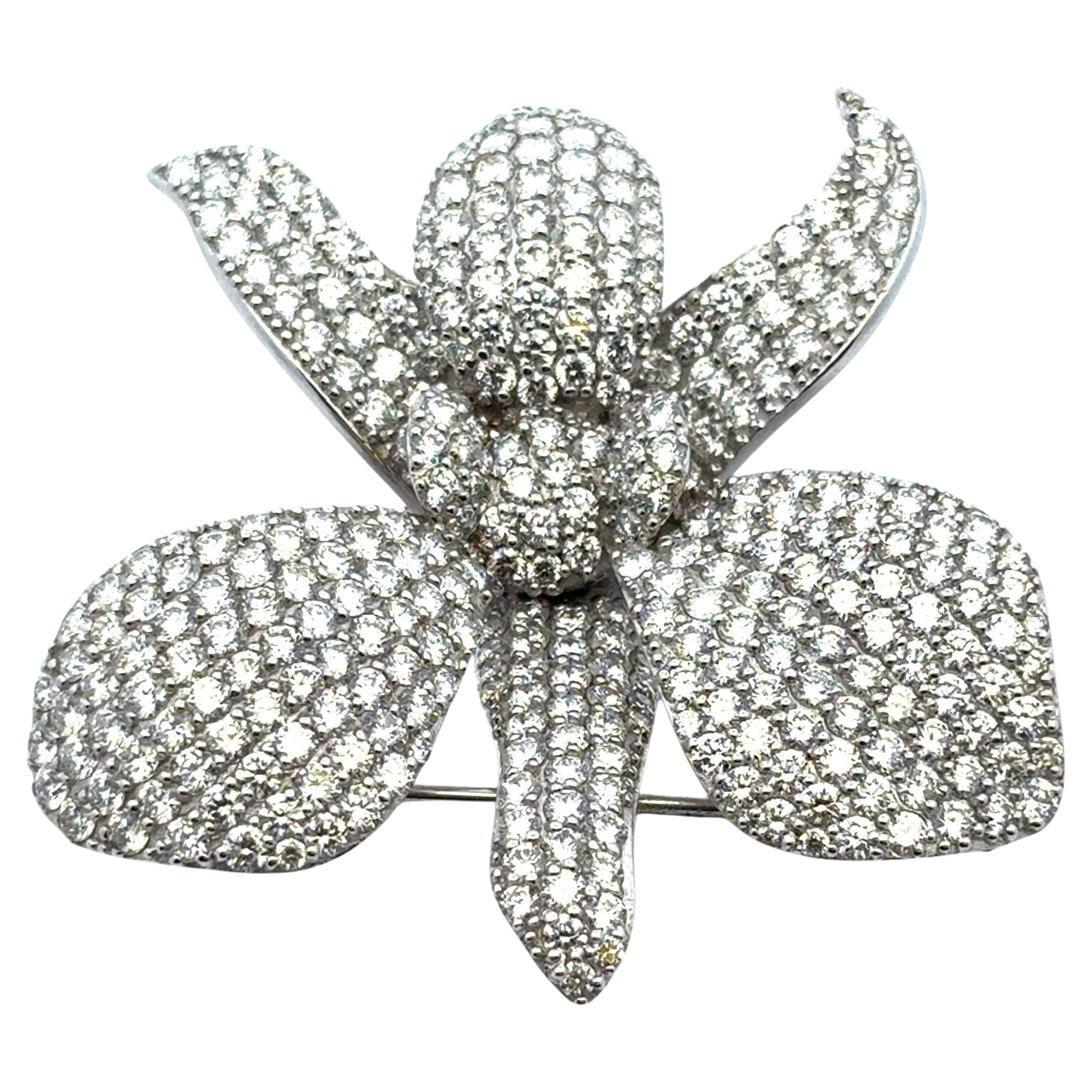 Spilla a fiore in oro bianco 18k con pavé di diamanti da 9 carati circa in vendita