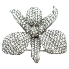 Spilla a fiore in oro bianco 18k con pavé di diamanti da 9 carati circa