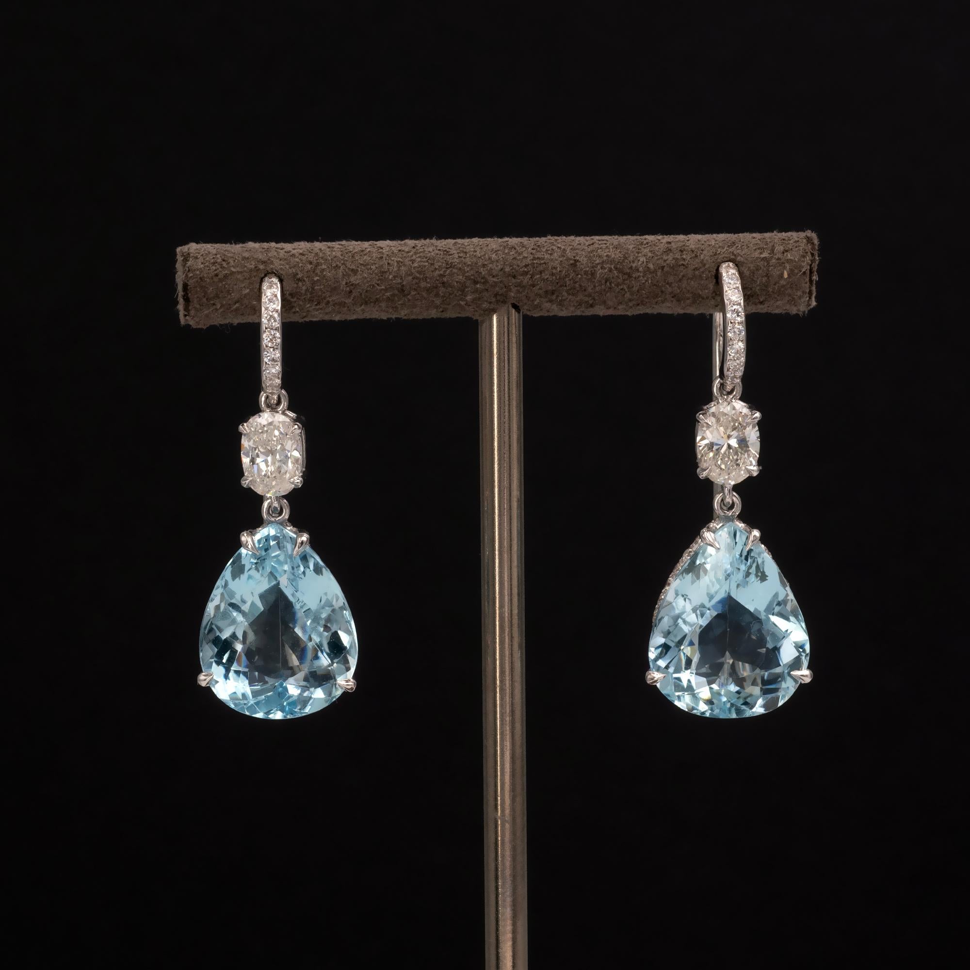 Diese Aquamarin-Ohrringe aus 18-karätigem Weißgold bestechen durch ihre zeitlose Eleganz und präzise Handwerkskunst. Jeder Ohrring besteht aus einem Aquamarin im Birnenschliff mit einem Gesamtgewicht von 9,45 Karat, der anmutig unter einem