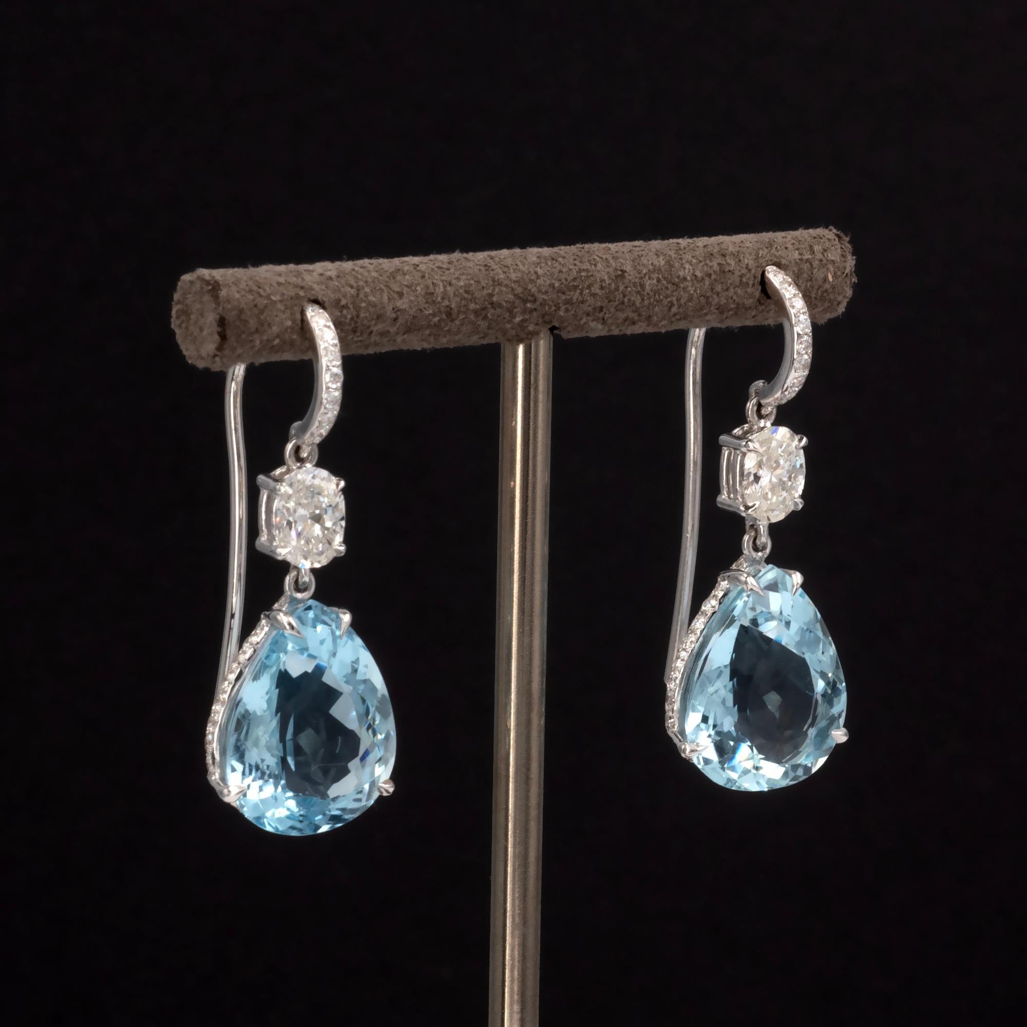 Ohrhänger aus 18 Karat Weißgold mit Aquamarin und Diamanten (Zeitgenössisch) im Angebot