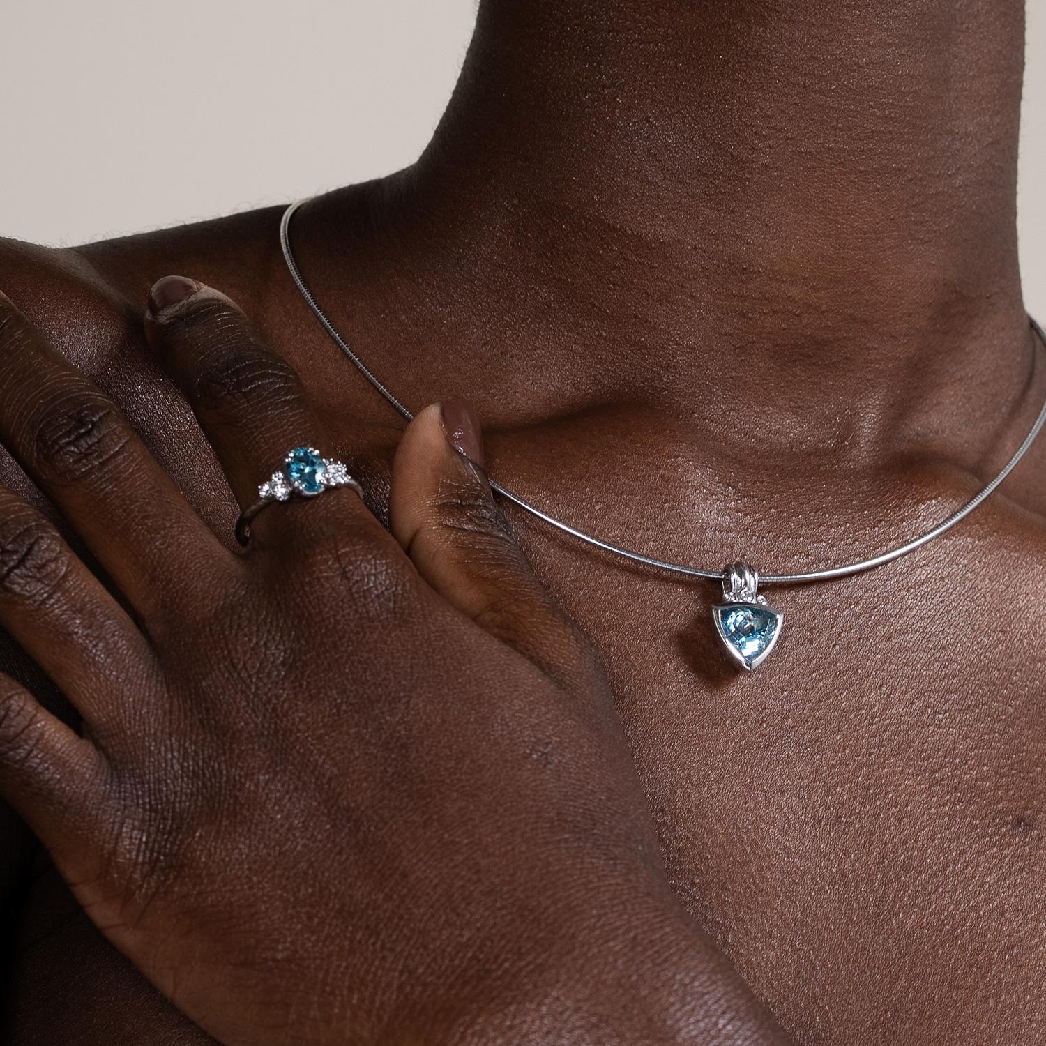 18k White Gold Aquamarine Aurora Trillion Necklace In New Condition For Sale In London, GB