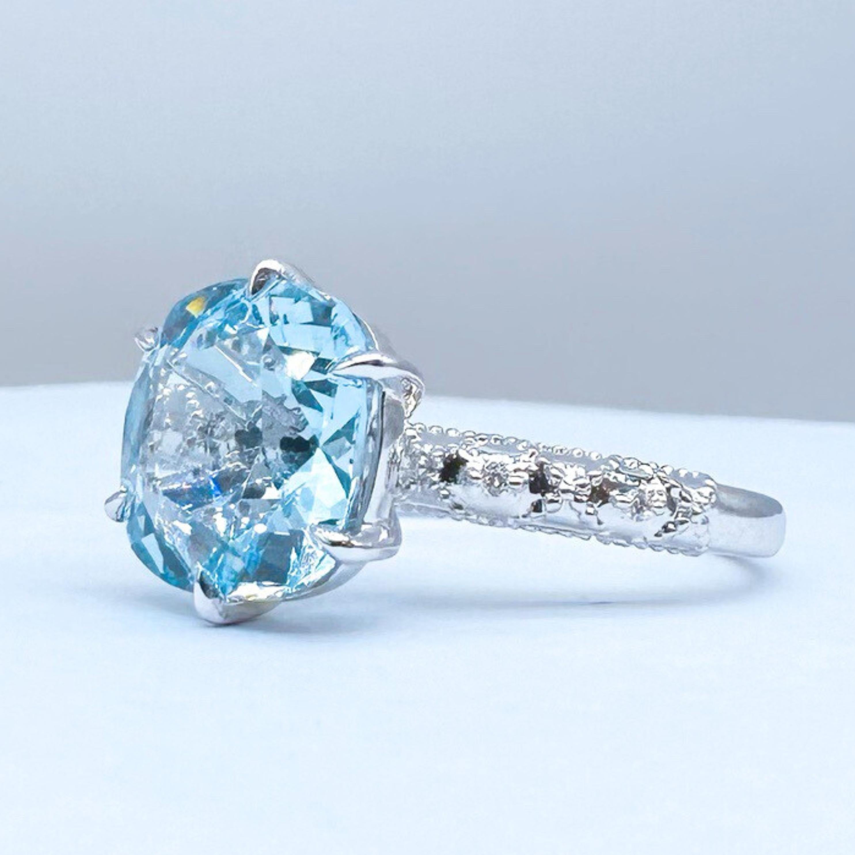 18K White Gold Aquamarine & Diamond Cocktail Ring

`1 Aquamarine - 4.00 CT
Diamonds - 0.028 CT
18K Gold - 4.45 g

Vivid Blue 4.00 CT Aquamarine
GRC Certified