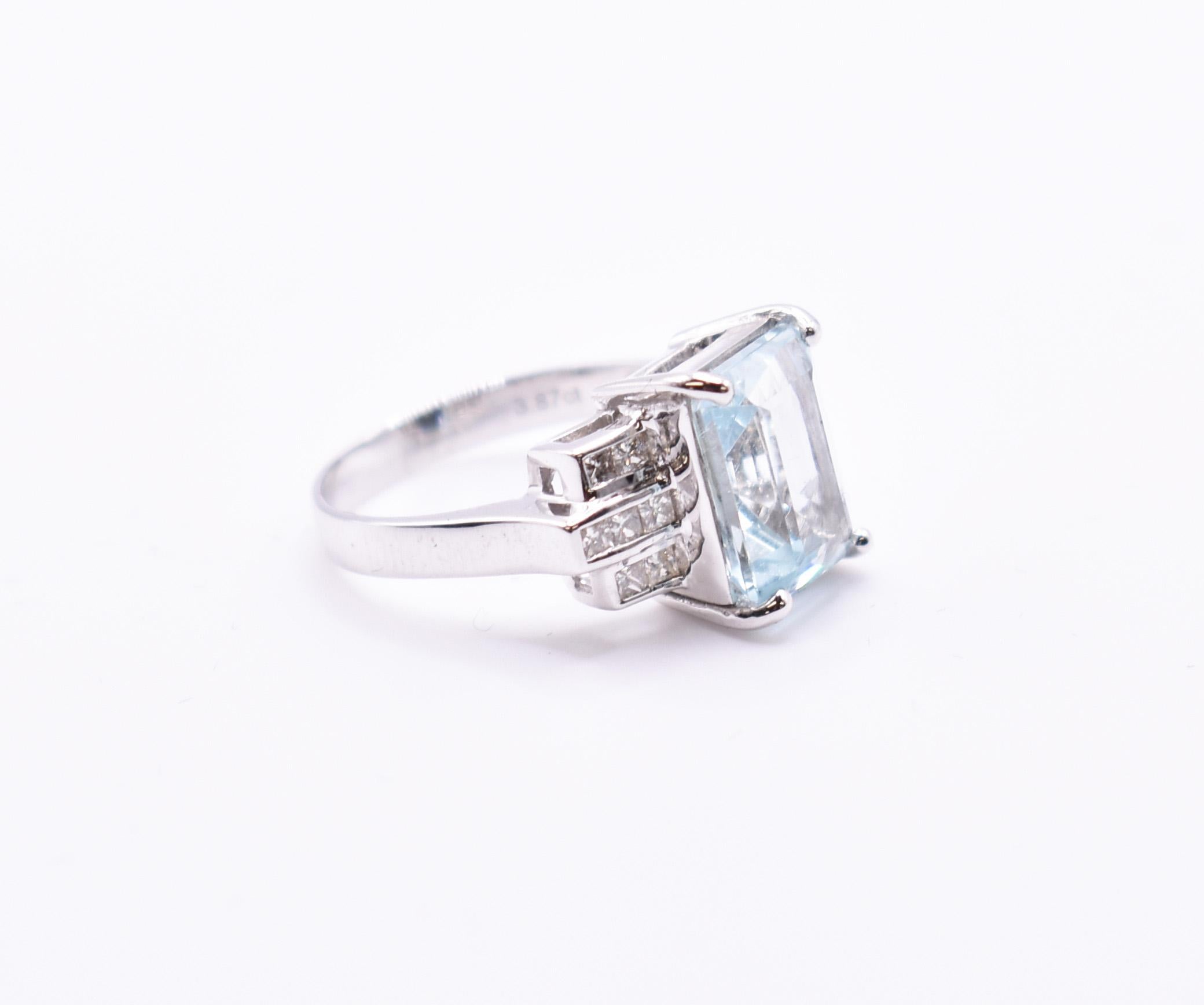 A lovely 18k white gold Aquamarine & Diamond ring. A2= 3.87ct. Diamonds: 0.38ct SI1 H colour.

Metal: 18k White Gold
Colour: H
Clarity: SI1
Diamond Carat Weight: 0.38ct
A2 Aquamarine: 3.87ct
Ring size: UK N US 7