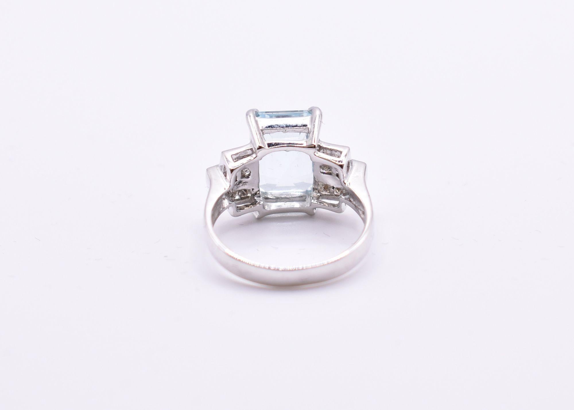18K White Gold Aquamarine & Diamond Ring In Excellent Condition For Sale In Chelmsford, Essex