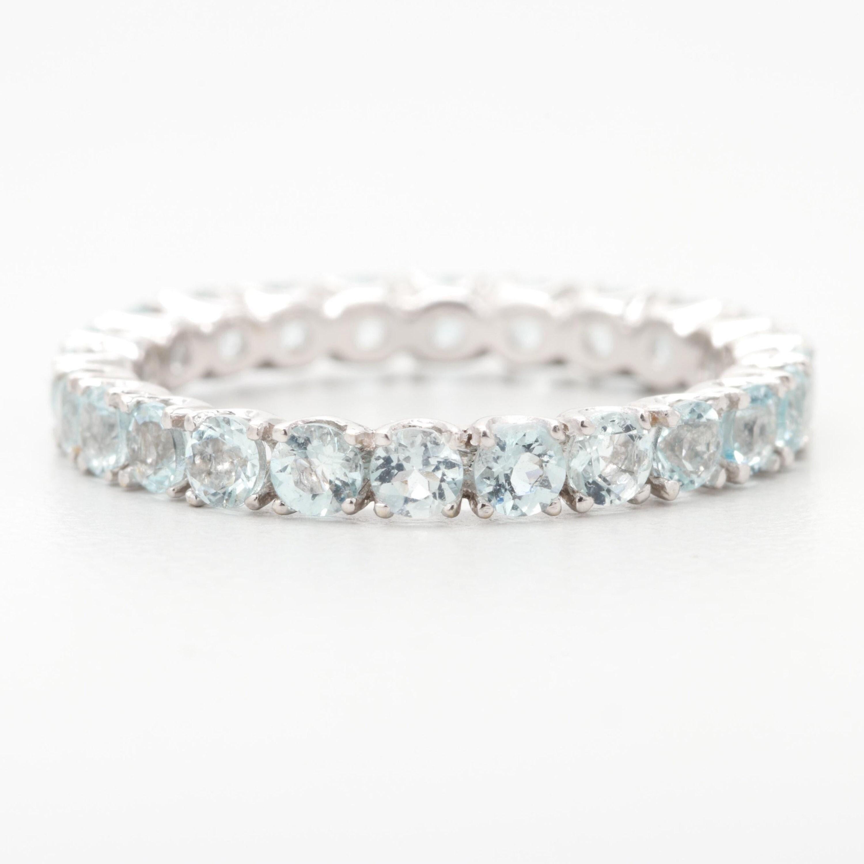 Im Angebot: 18 Karat Weißgold Aquamarin Eternity-Ring Antiker Brautblauer Diamant () 2
