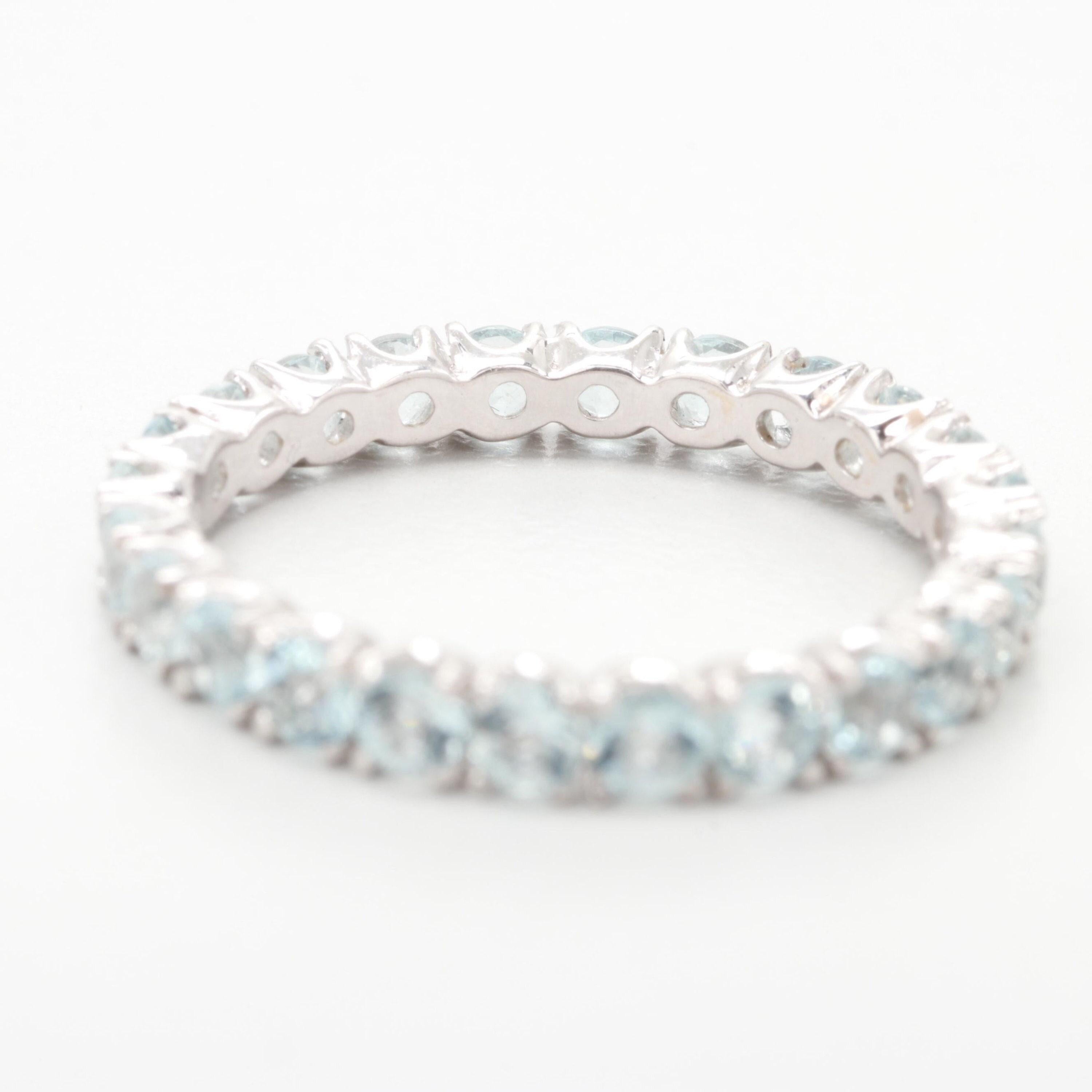 Im Angebot: 18 Karat Weißgold Aquamarin Eternity-Ring Antiker Brautblauer Diamant () 5