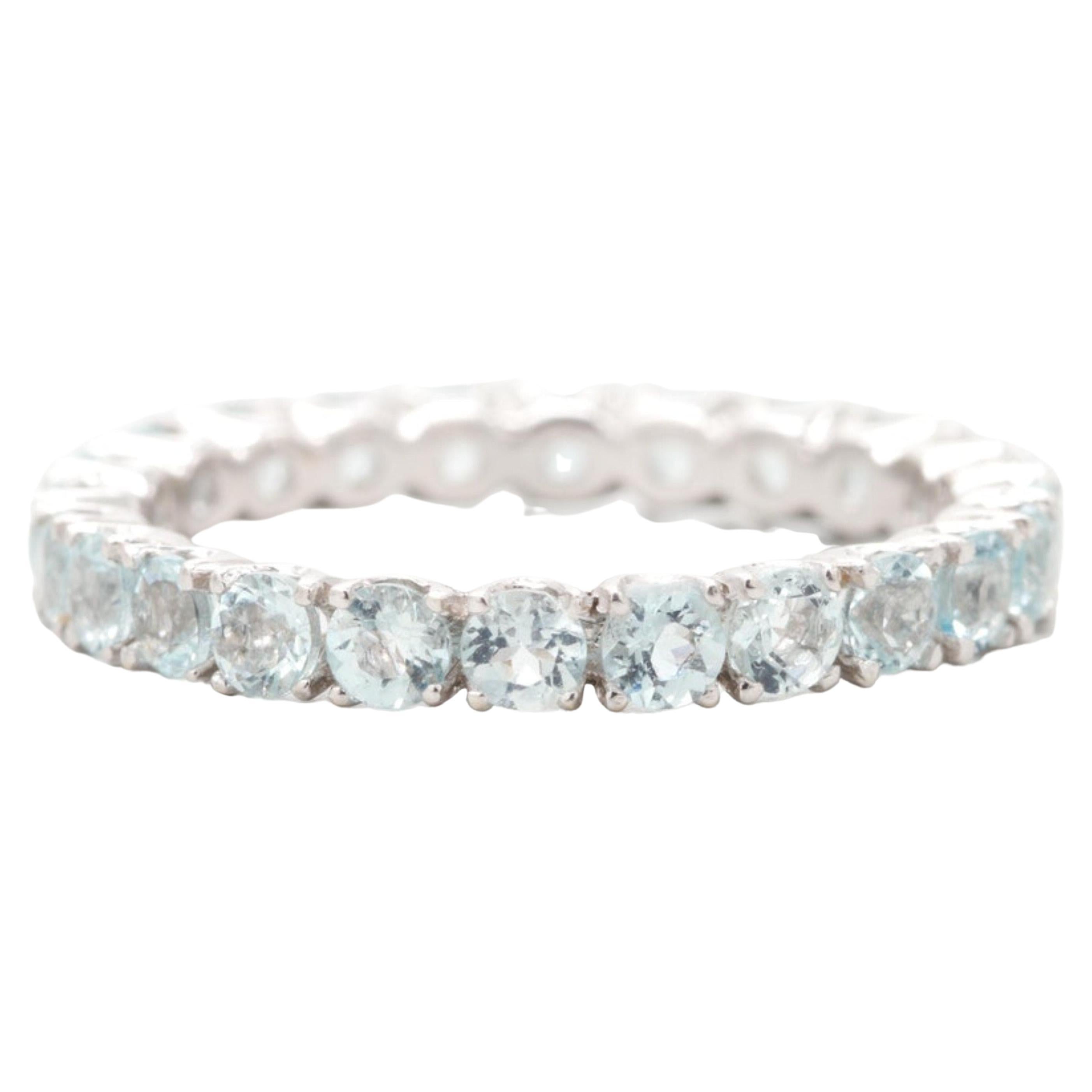 Im Angebot: 18 Karat Weißgold Aquamarin Eternity-Ring Antiker Brautblauer Diamant ()