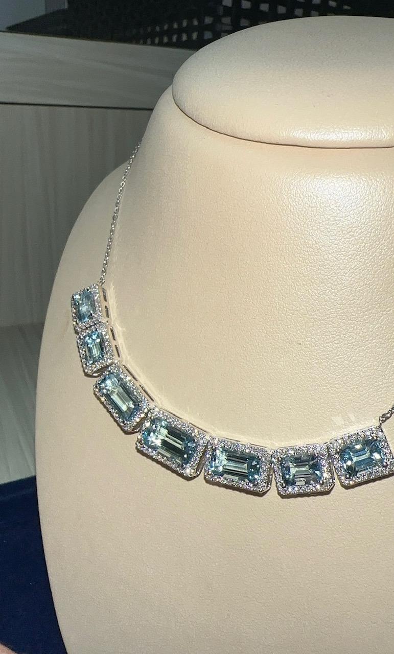 Collana a raggiera con acquamarina e diamanti naturali in oro bianco 18 carati.
La grazia incontra il glamour in questa raffinata collana, caratterizzata da una fila di radiose acquamarine naturali con taglio a smeraldo, ciascuna circondata da