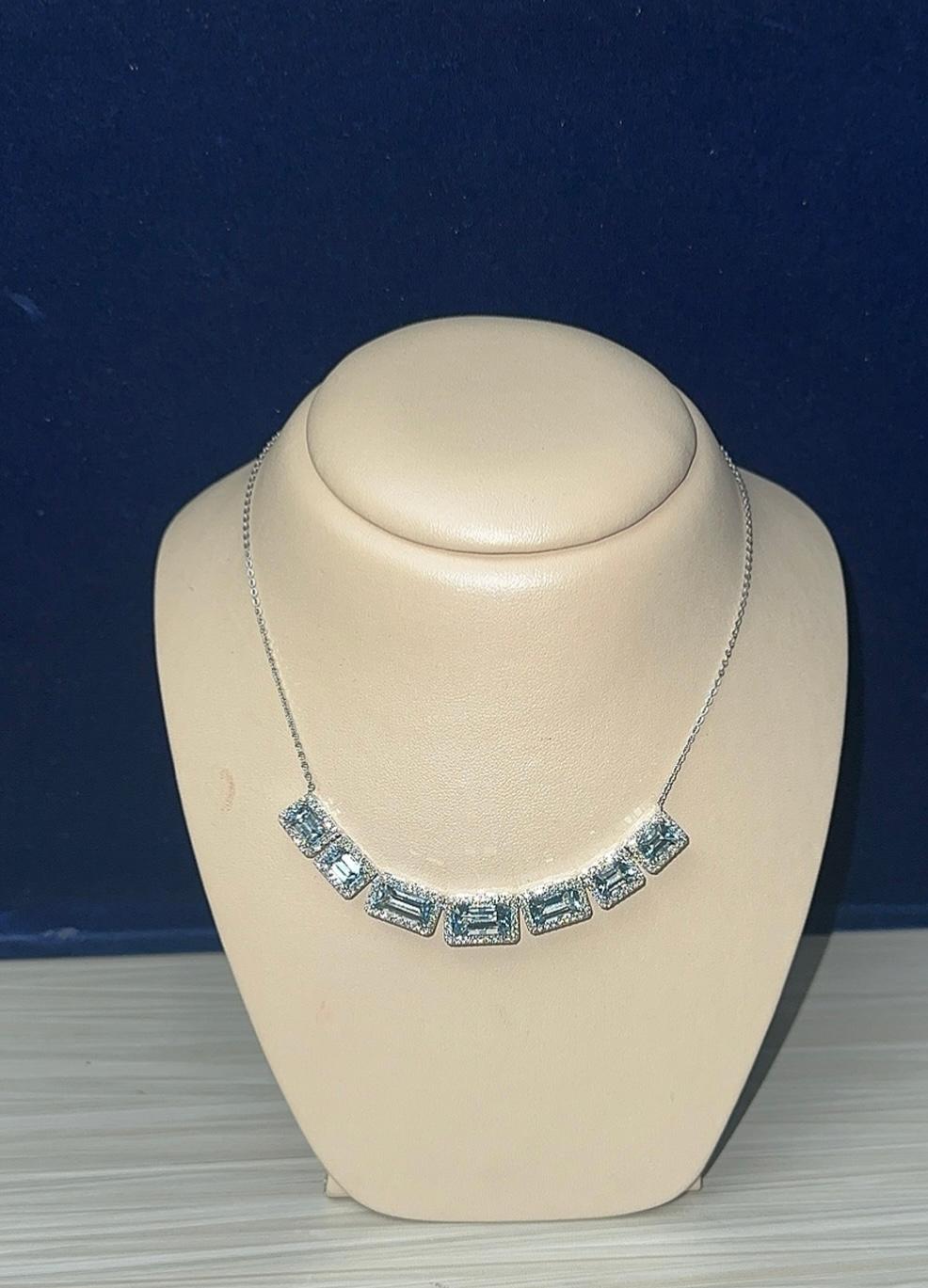 Contemporaneo Collana a raggiera con acquamarina e diamanti naturali in oro bianco 18 carati. in vendita