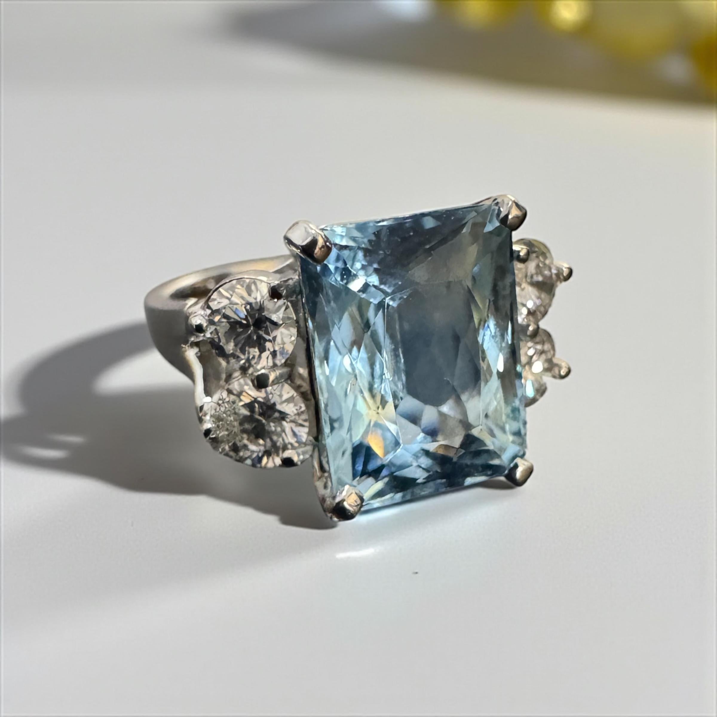 Tuffati nell'eleganza con questo anello mozzafiato ispirato a Marin. Il suo cuore brilla di una straordinaria acquamarina, che irradia una brillantezza blu oceano che parla di purezza e raffinatezza. Incorniciato su ogni lato da generosi diamanti