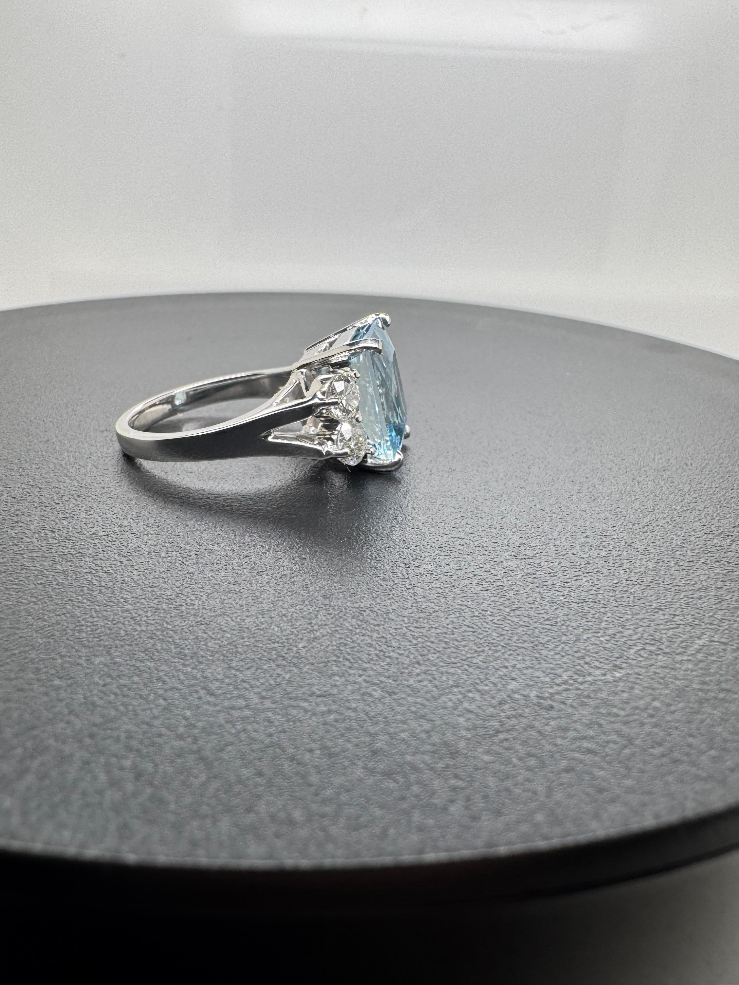Taglio cuscino Anello in oro bianco 18k con acquamarina e diamanti in vendita