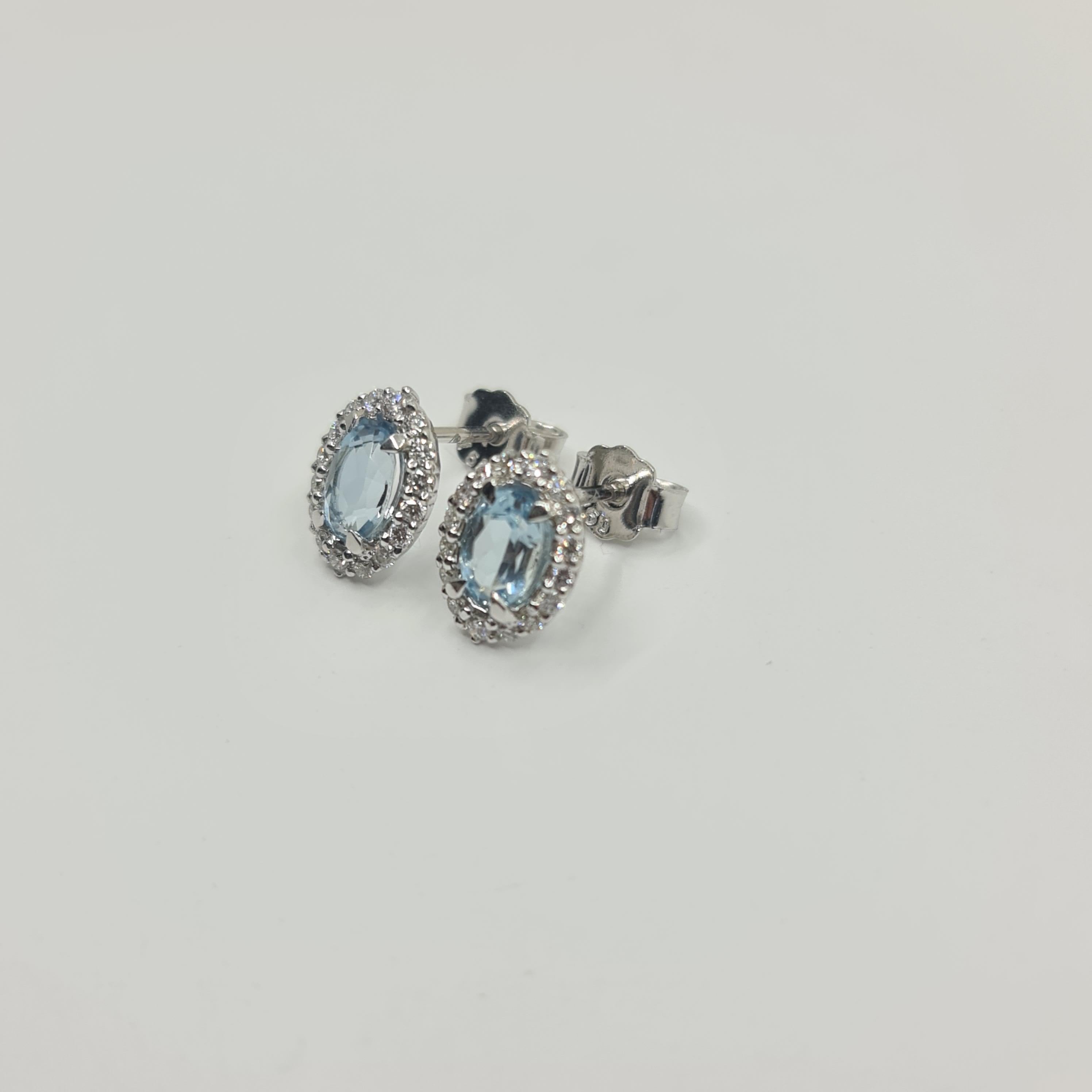 18K White Gold Aquamarine Studs 0.84 Carat with Diamond Halo 0.29 Carat F/VS In New Condition For Sale In Darmstadt, DE