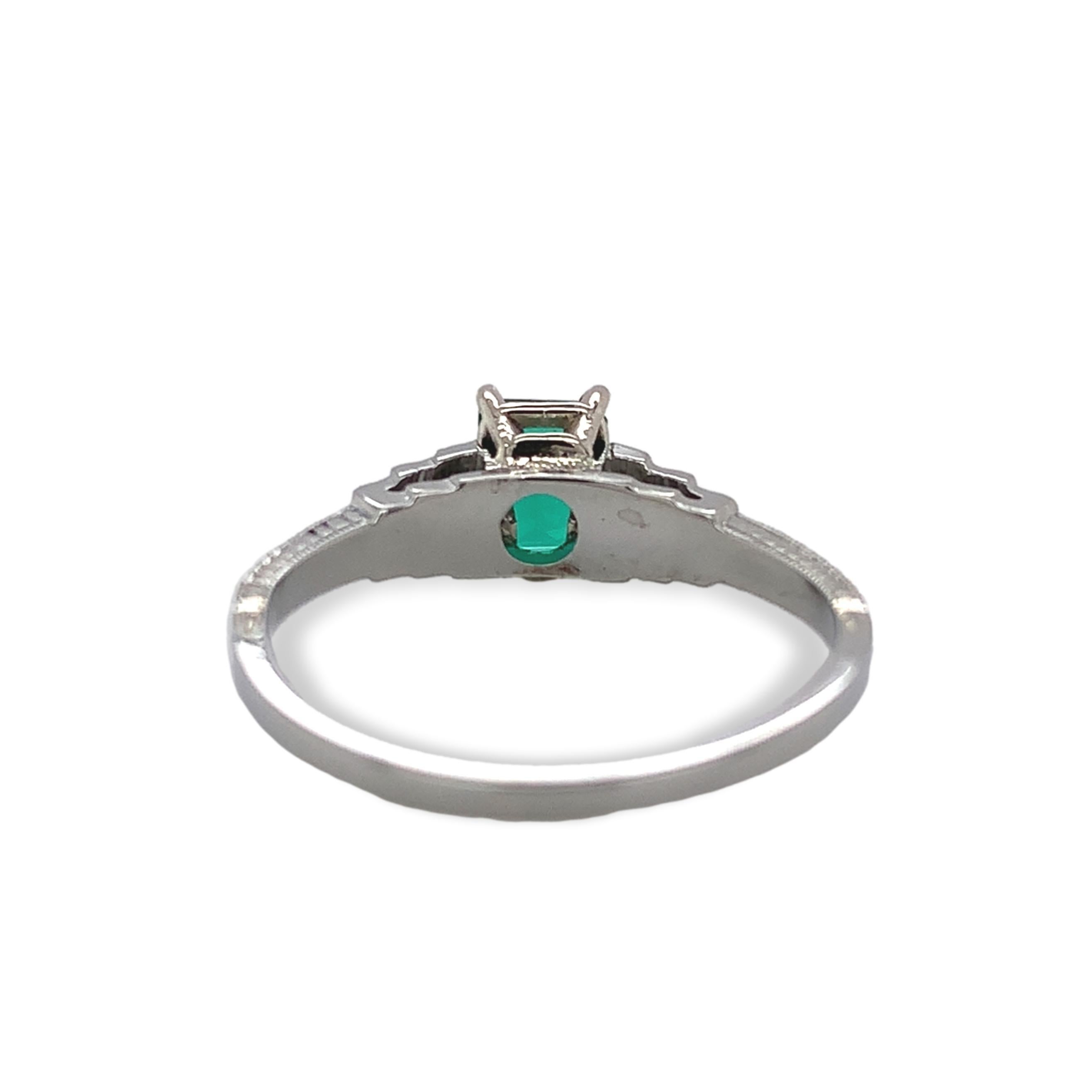 Anello in oro bianco 18 carati Art Deco con smeraldo da 0,46 carati, misura 5 In condizioni buone in vendita a Big Bend, WI