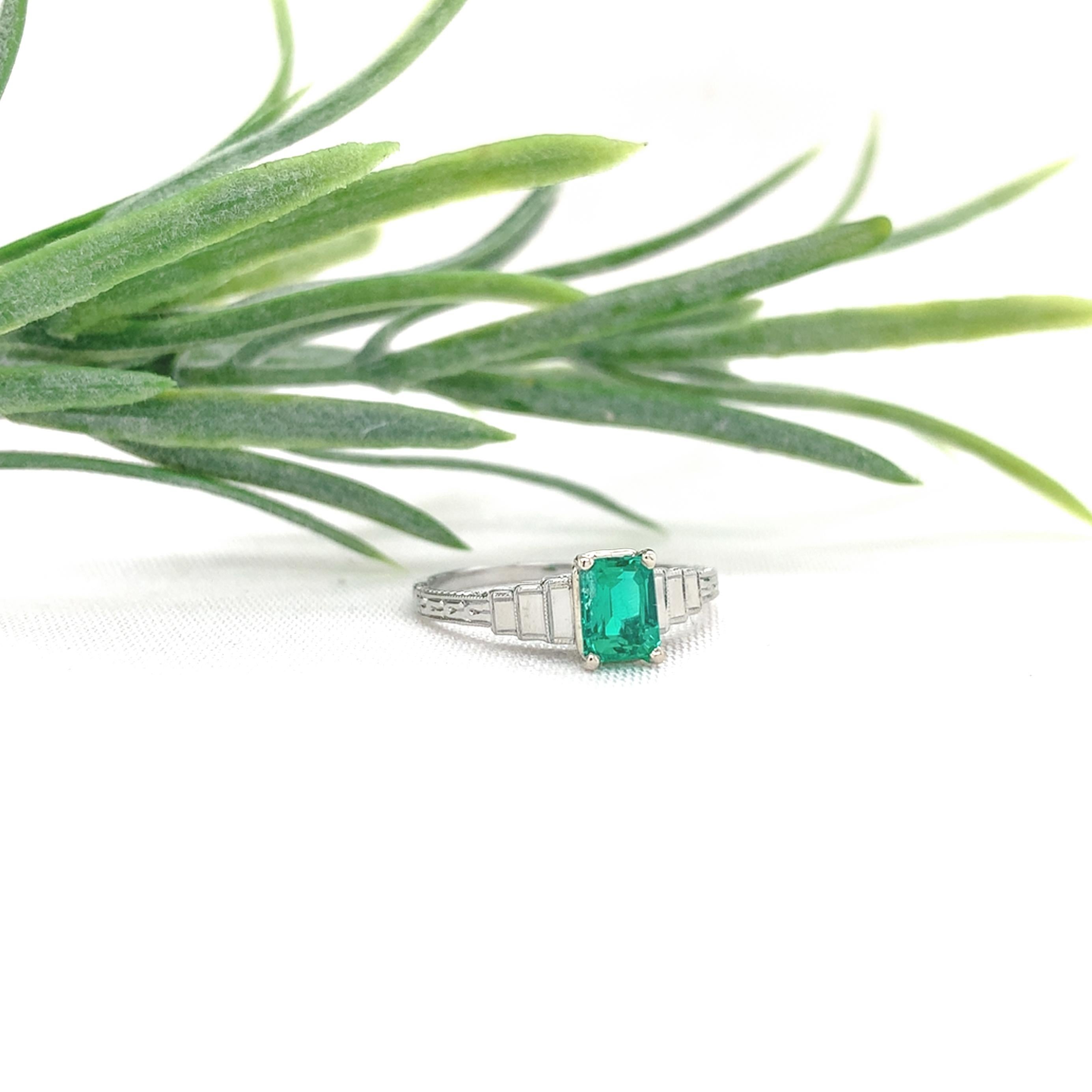 Anello in oro bianco 18 carati Art Deco con smeraldo da 0,46 carati, misura 5 in vendita 2