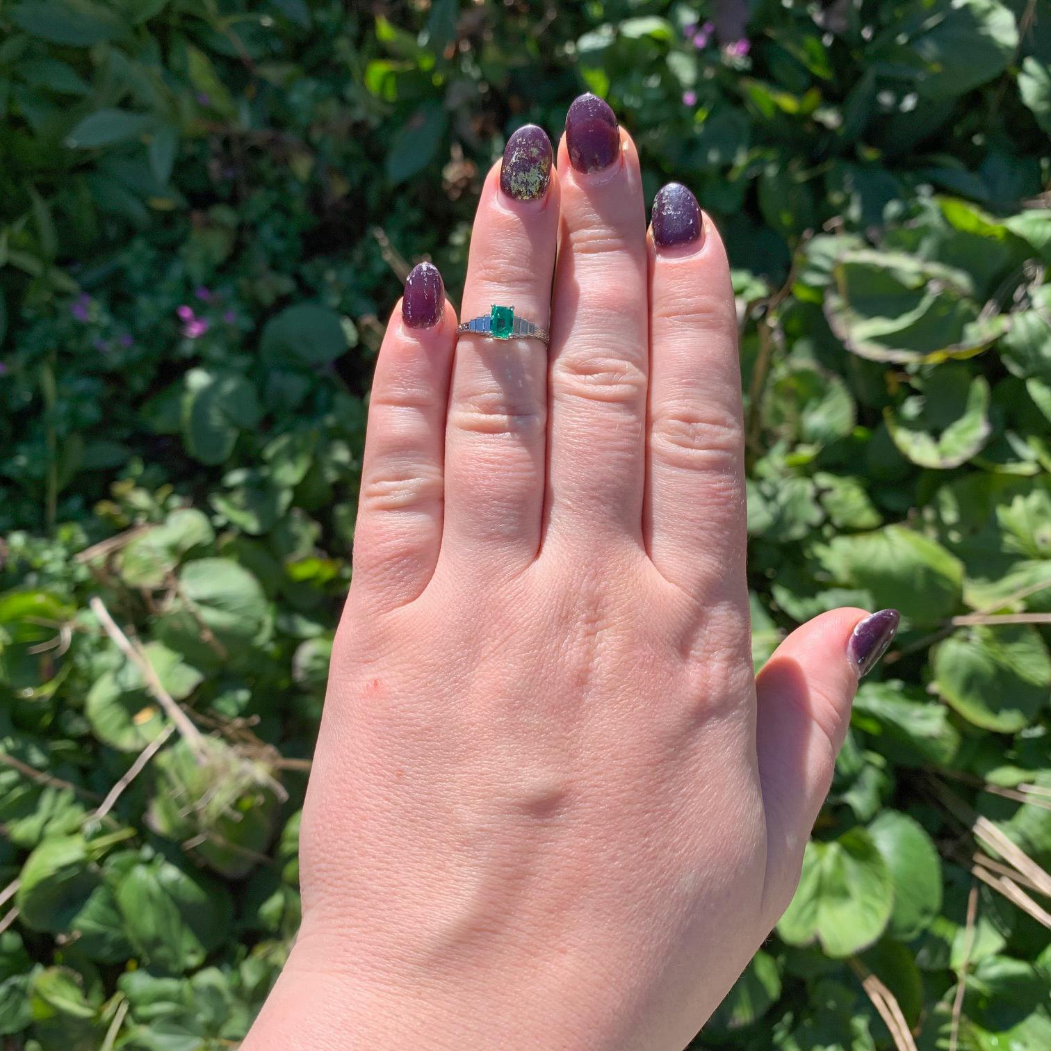 Donna Anello in oro bianco 18 carati Art Deco con smeraldo da 0,46 carati, misura 5 in vendita