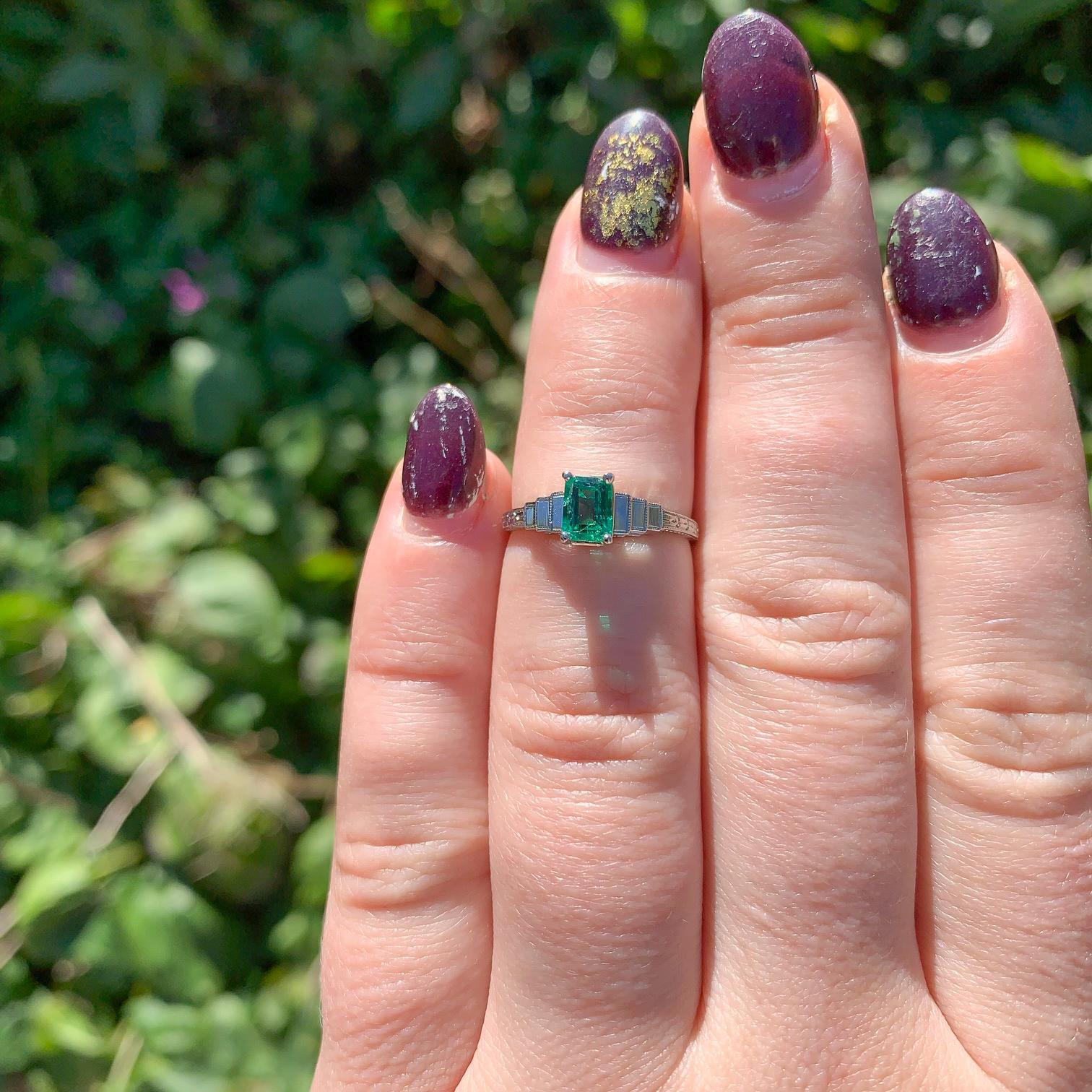 Anello in oro bianco 18 carati Art Deco con smeraldo da 0,46 carati, misura 5 in vendita 1