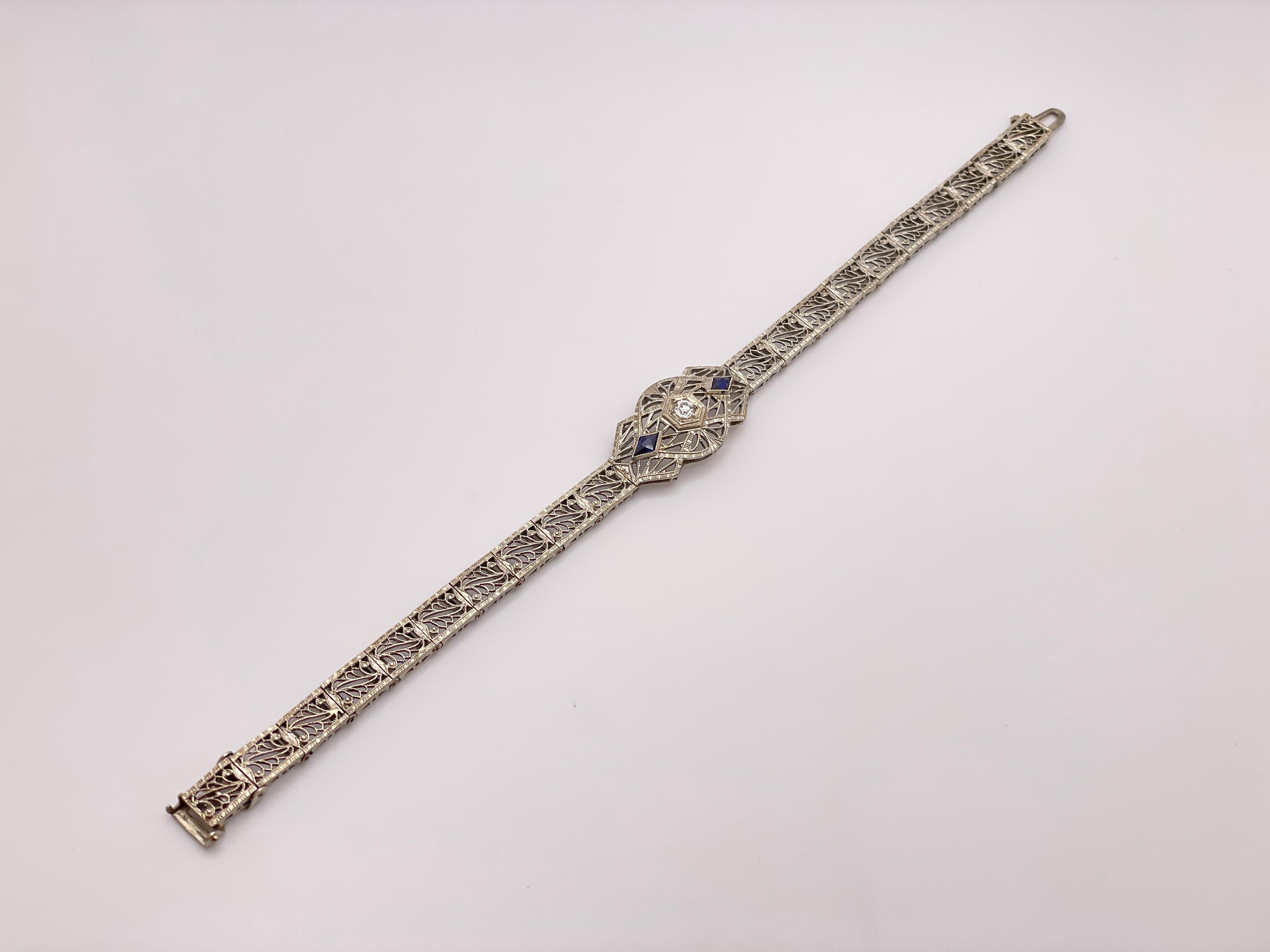 Art Déco Bracciale Art Deco in oro bianco 18 carati con diamanti e zaffiri in filigrana in vendita