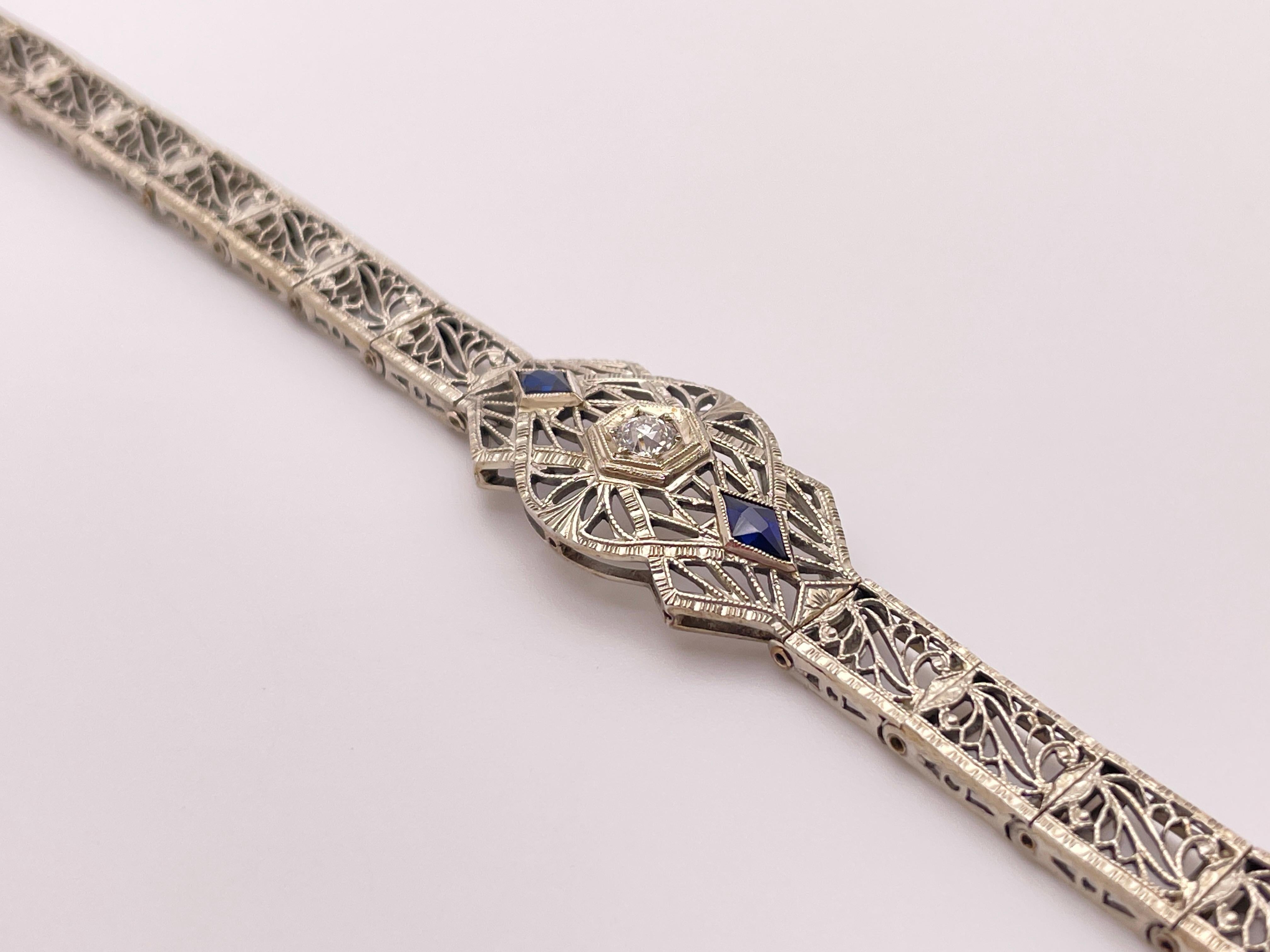 Taglio antico europeo Bracciale Art Deco in oro bianco 18 carati con diamanti e zaffiri in filigrana in vendita