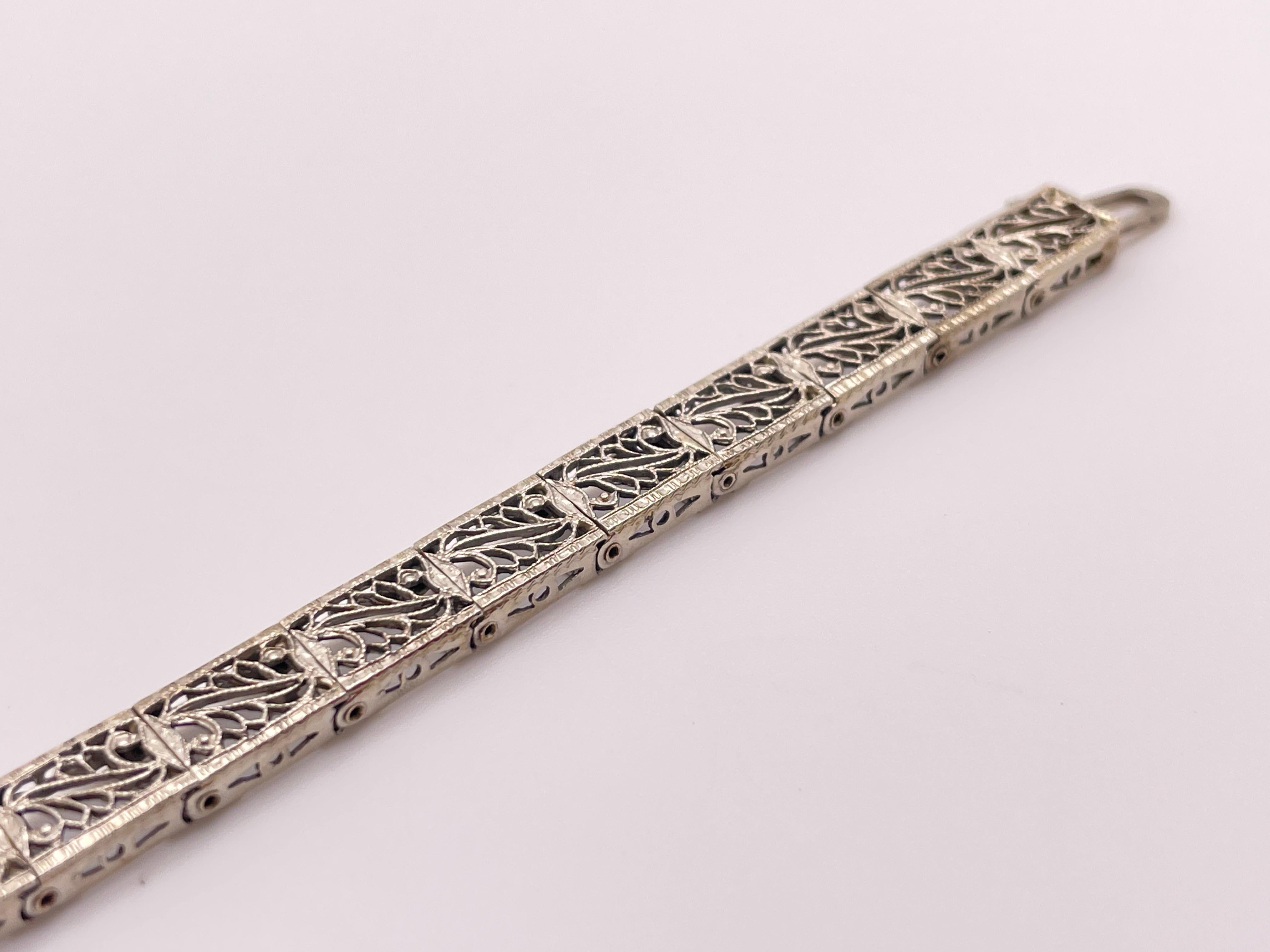 Bracciale Art Deco in oro bianco 18 carati con diamanti e zaffiri in filigrana In condizioni buone in vendita a Westport, CT
