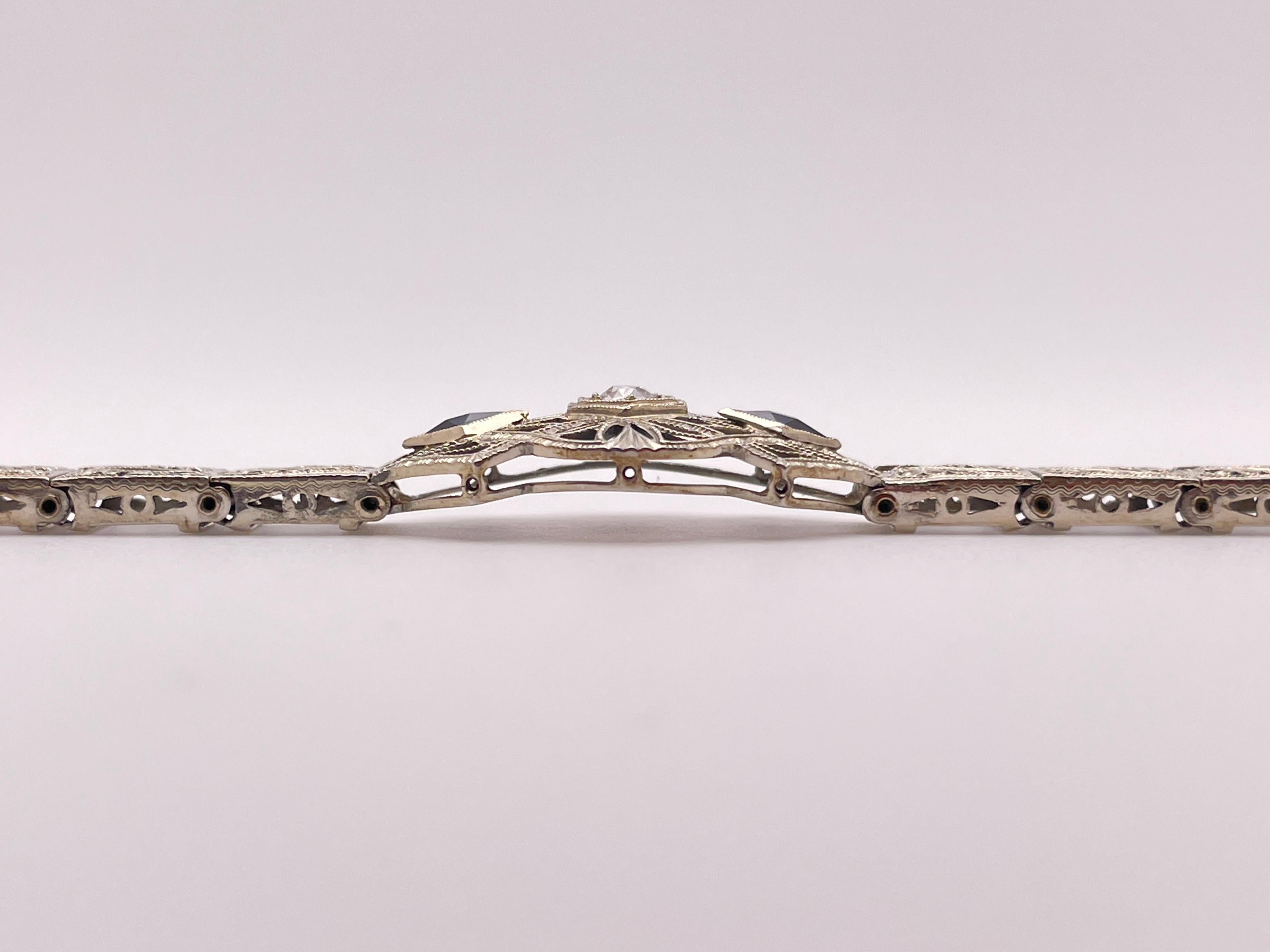 Bracciale Art Deco in oro bianco 18 carati con diamanti e zaffiri in filigrana in vendita 1