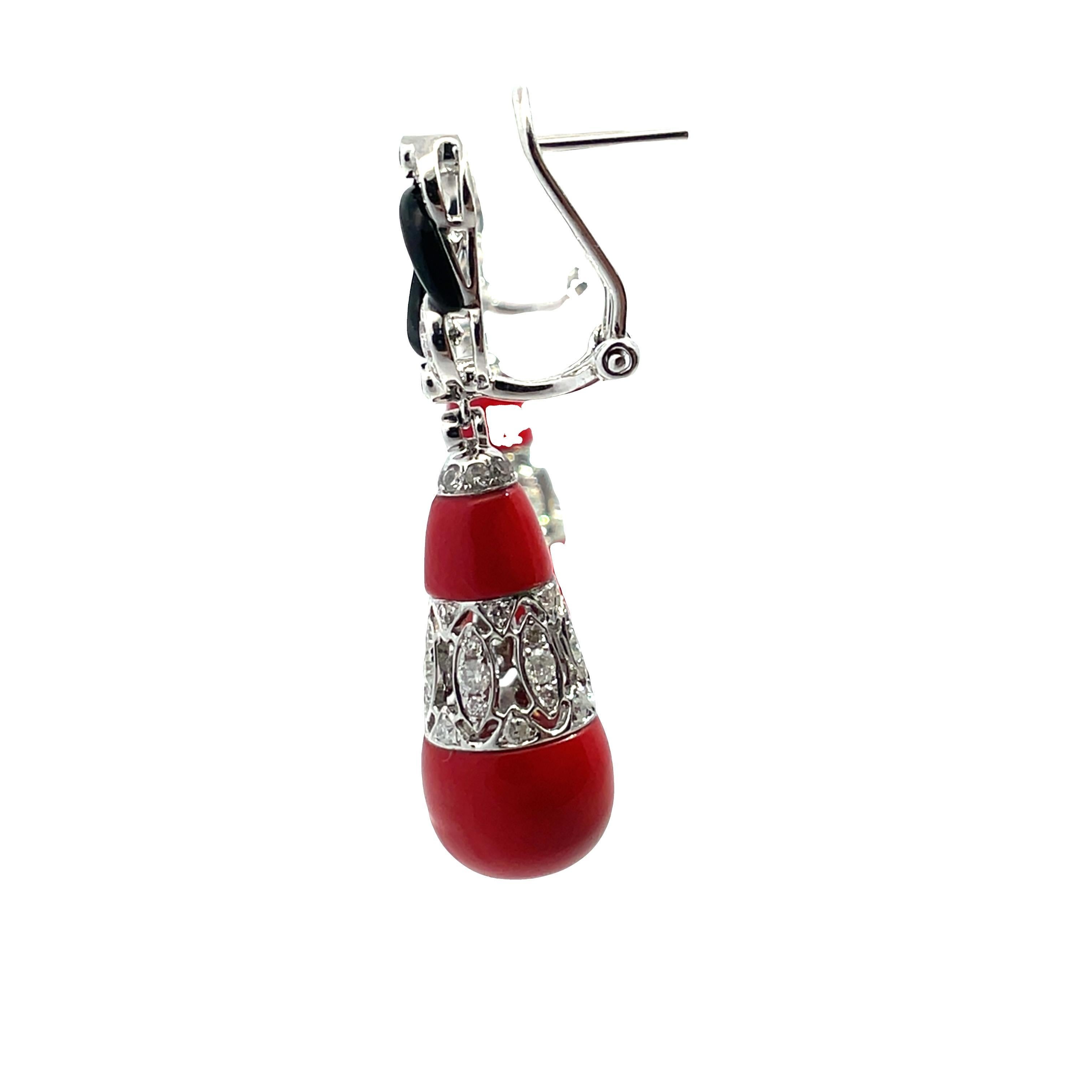 Pendants d'oreilles Art Déco en or blanc 18k avec corail, onyx et diamants Pour femmes en vente