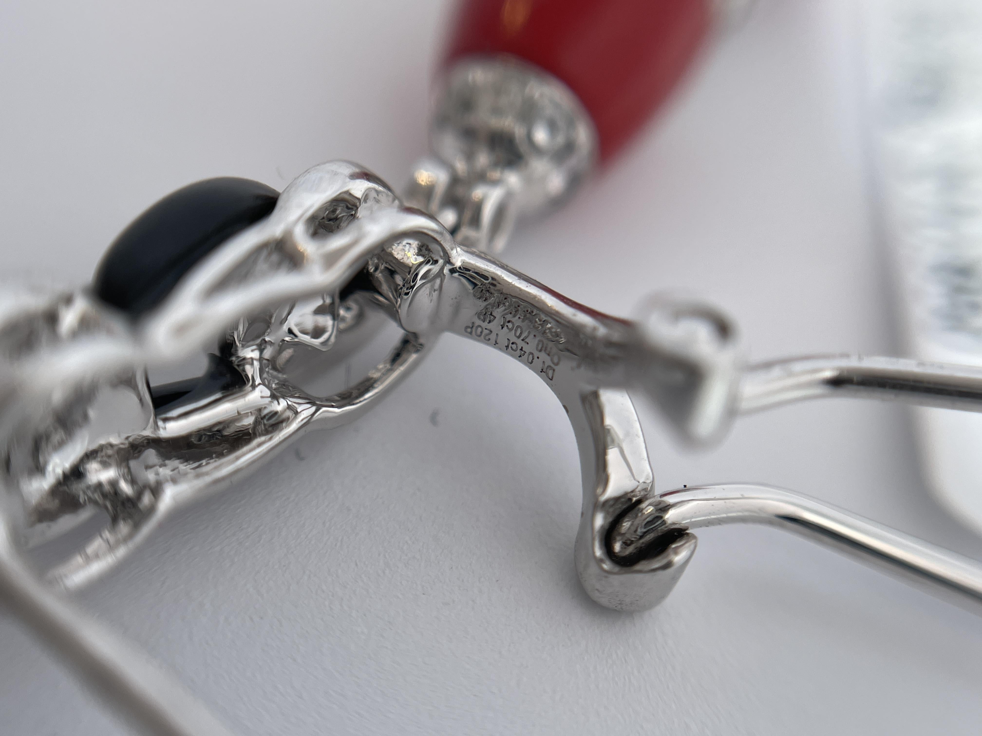 Pendants d'oreilles Art Déco en or blanc 18k avec corail, onyx et diamants en vente 2