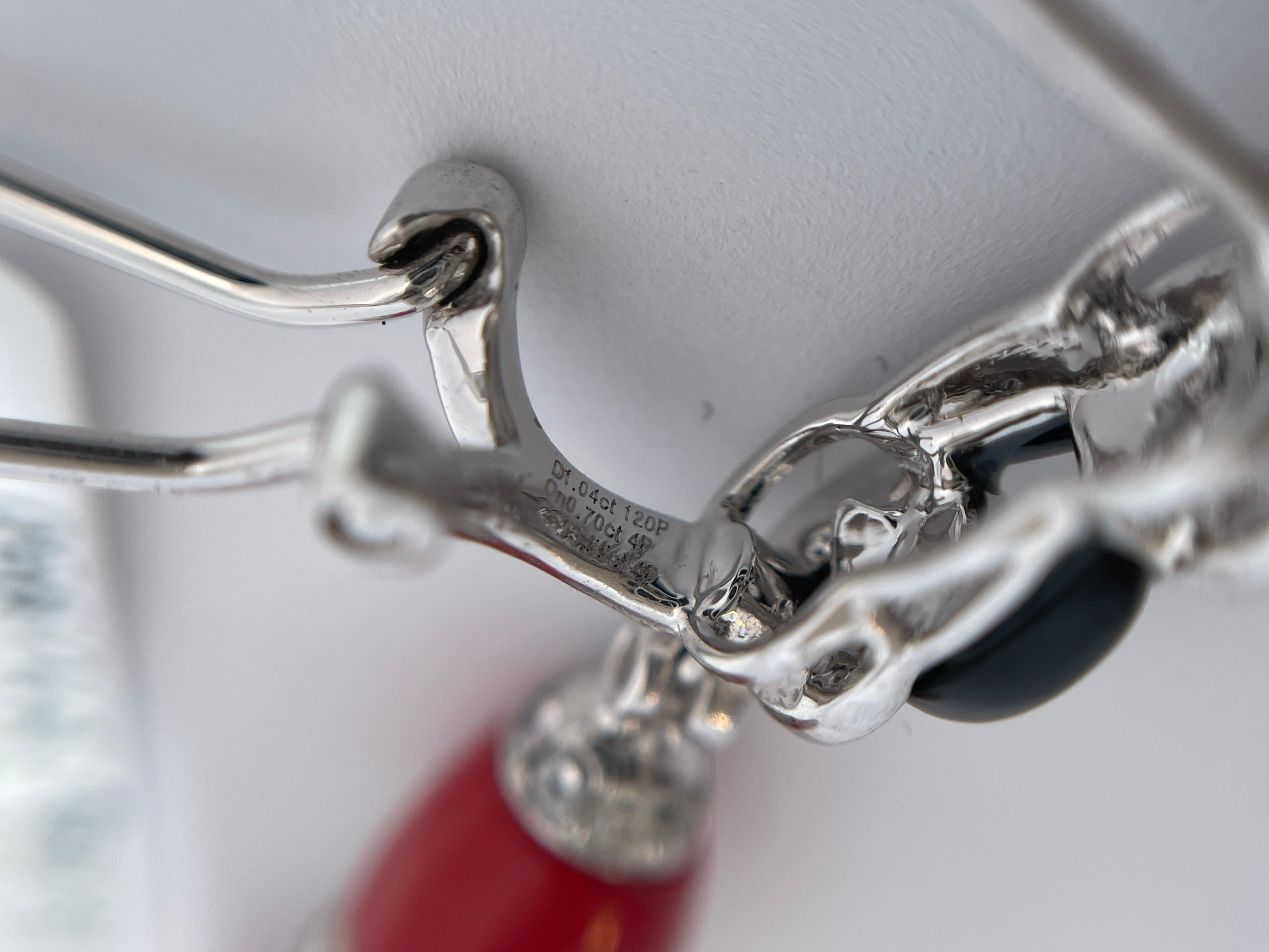Pendants d'oreilles Art Déco en or blanc 18k avec corail, onyx et diamants en vente 4