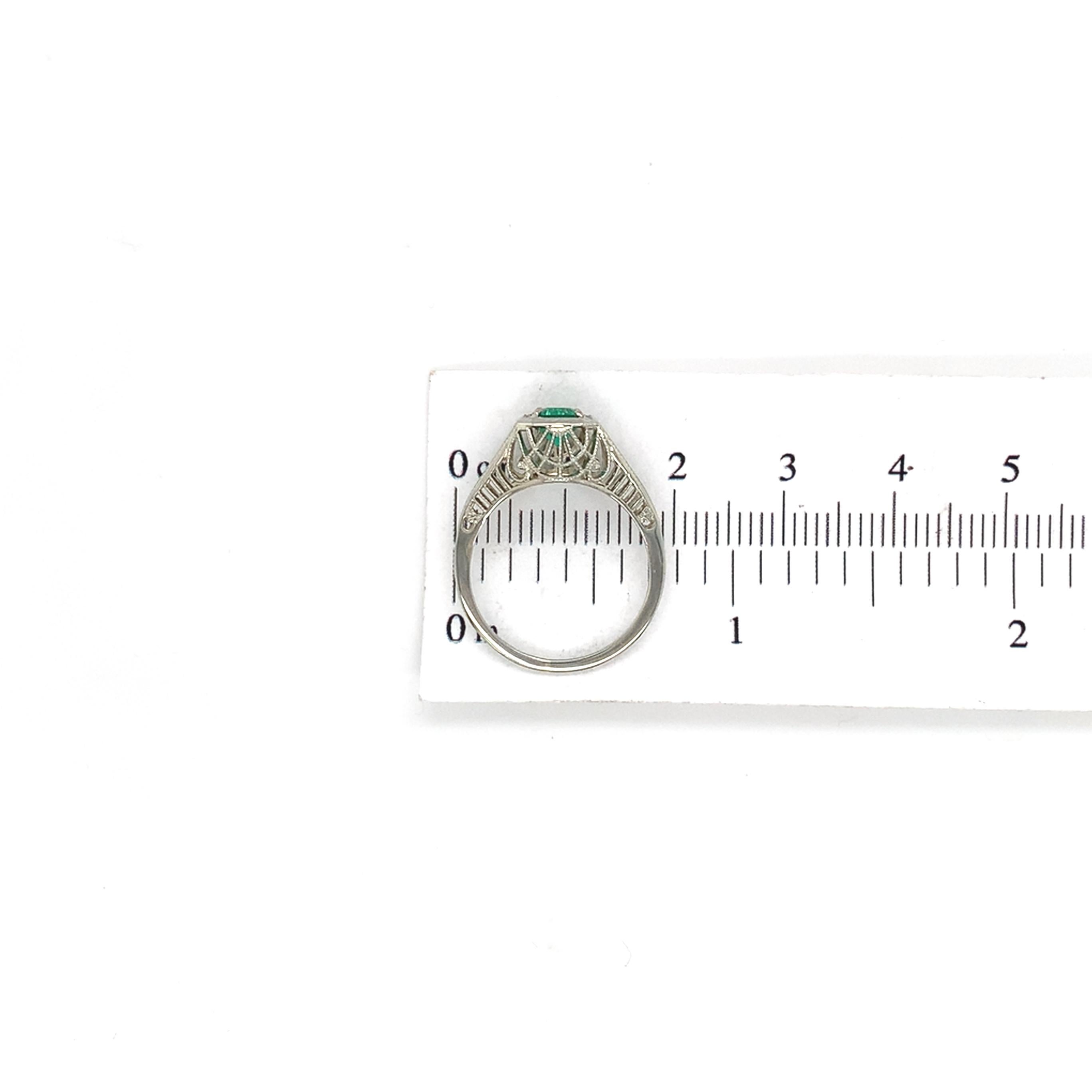 Bague filigrane Art déco en or blanc 18 carats, ornée d'une émeraude véritable. The round Emes en vente 5