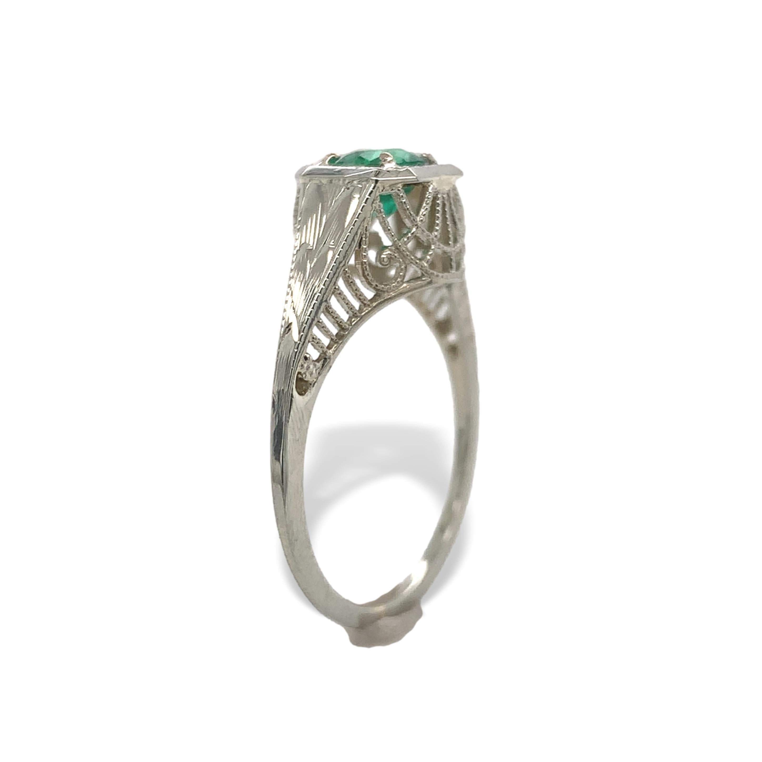 Taille ronde Bague filigrane Art déco en or blanc 18 carats, ornée d'une émeraude véritable. The round Emes en vente