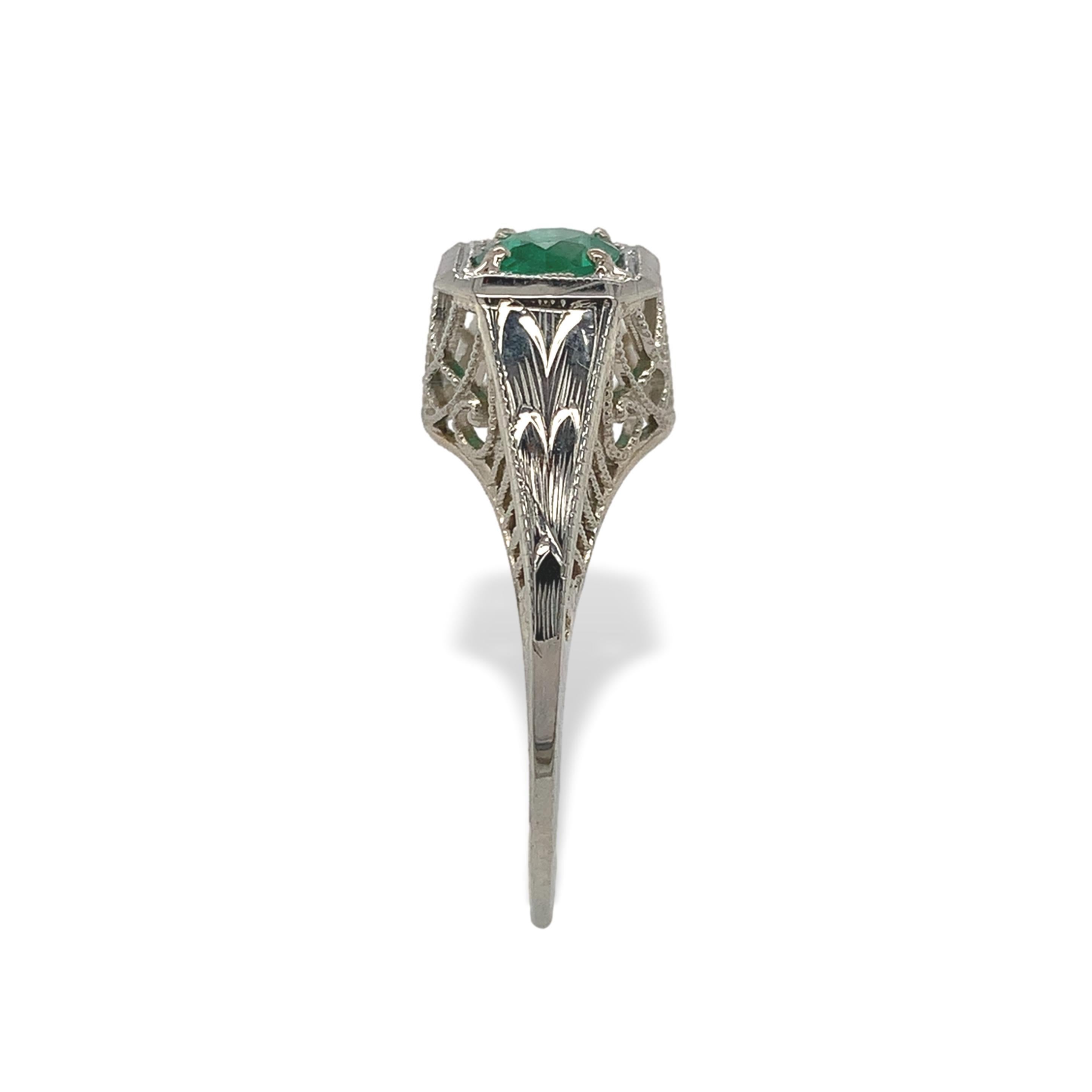 Bague filigrane Art déco en or blanc 18 carats, ornée d'une émeraude véritable. The round Emes Excellent état - En vente à Big Bend, WI
