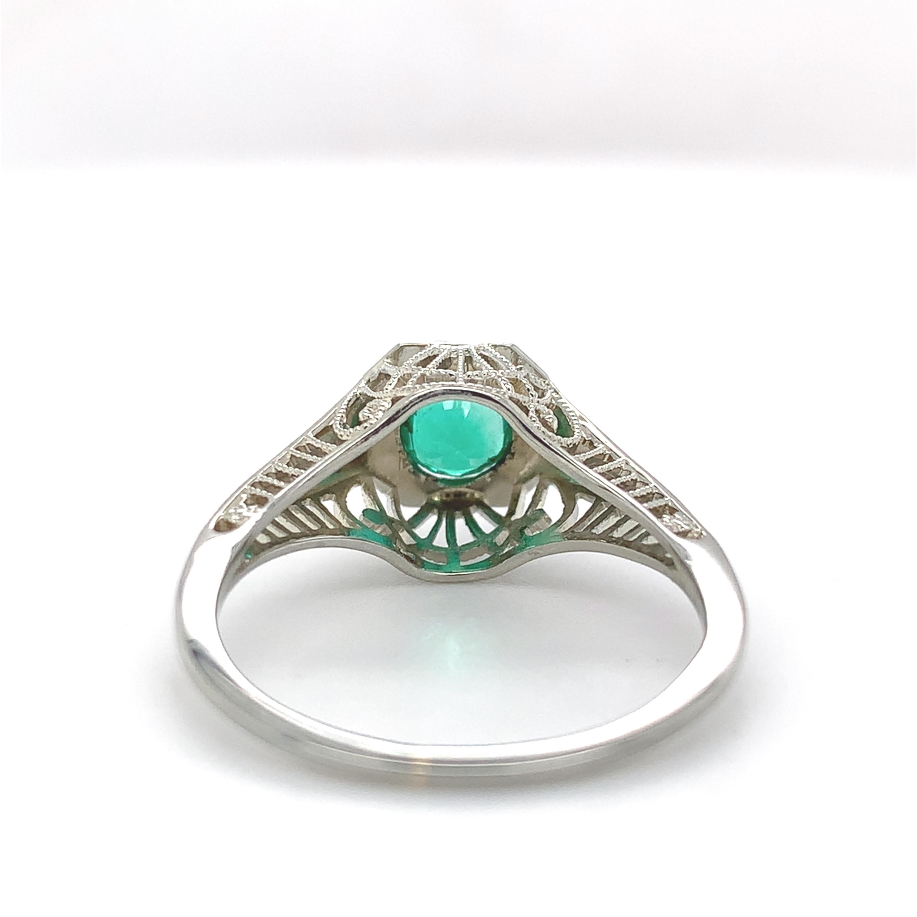 Bague filigrane Art déco en or blanc 18 carats, ornée d'une émeraude véritable. The round Emes Pour femmes en vente