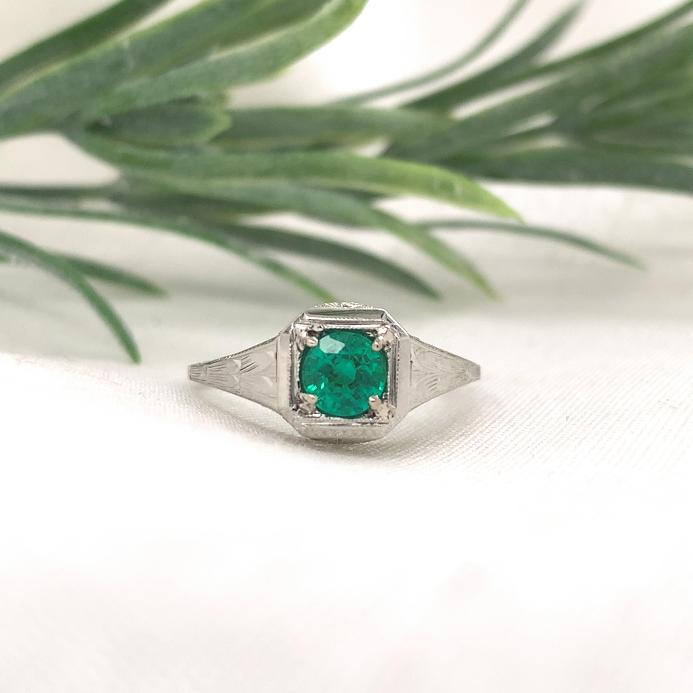 Bague filigrane Art déco en or blanc 18 carats, ornée d'une émeraude véritable. The round Emes en vente 1