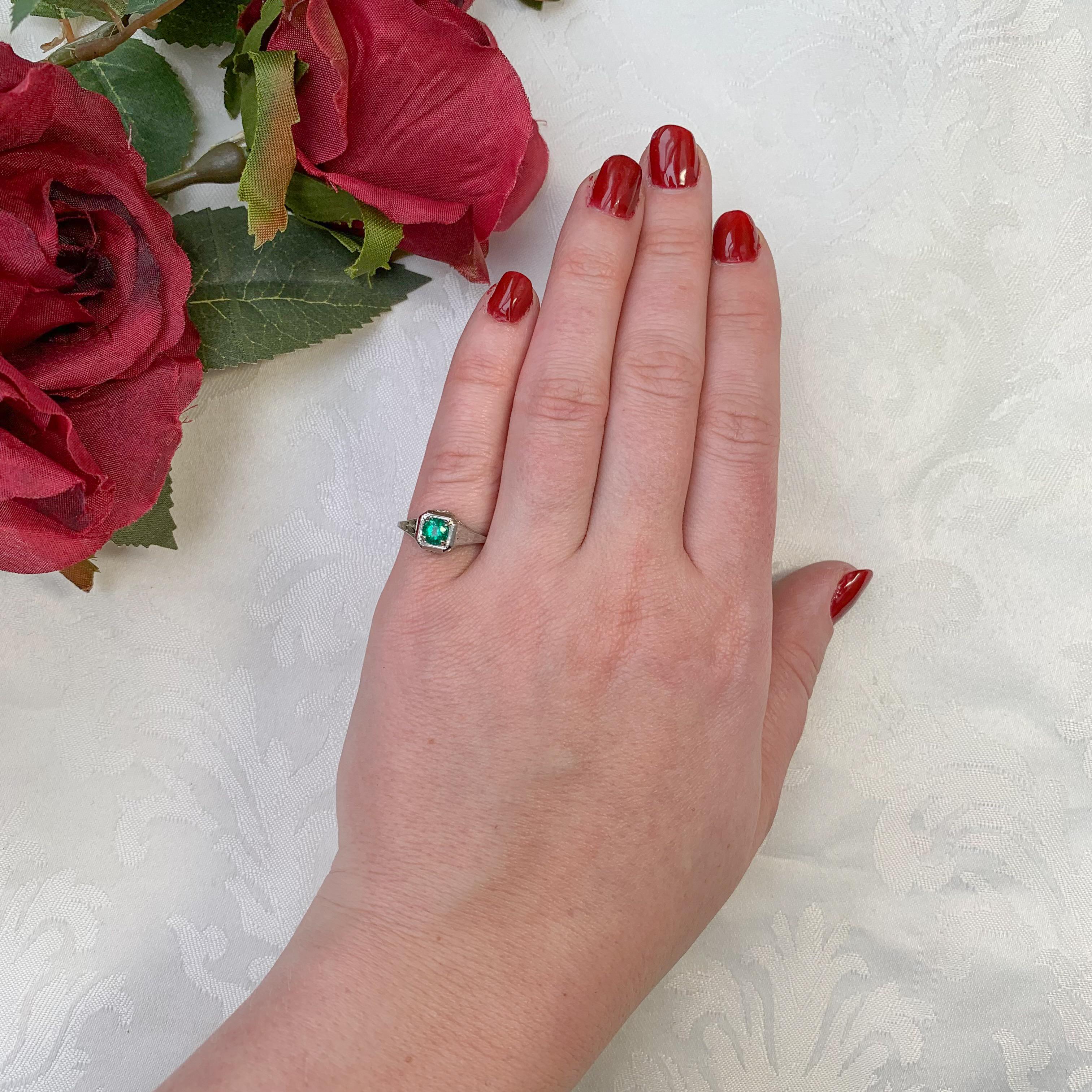 Bague filigrane Art déco en or blanc 18 carats, ornée d'une émeraude véritable. The round Emes en vente 2