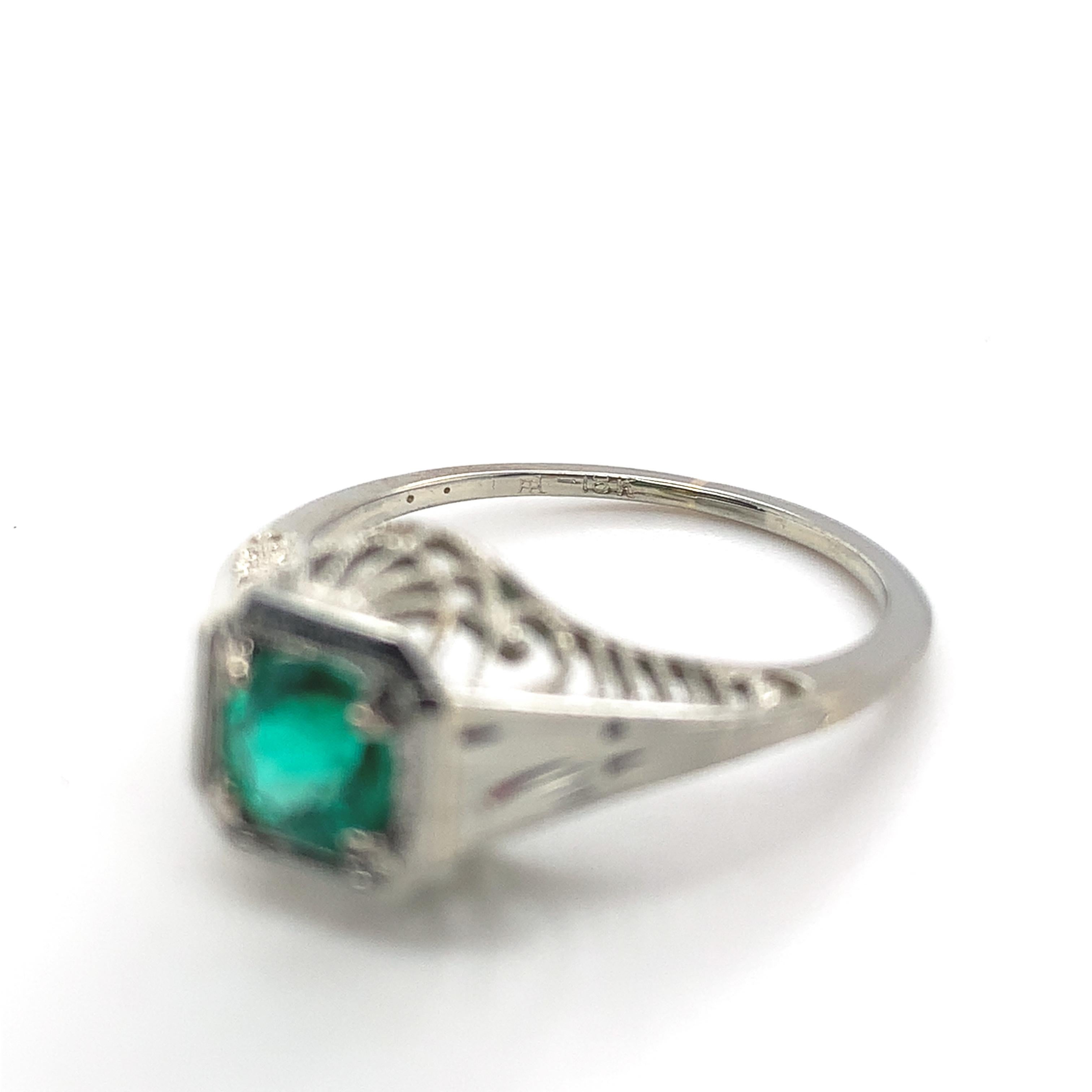 Bague filigrane Art déco en or blanc 18 carats, ornée d'une émeraude véritable. The round Emes en vente 4