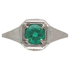 Bague filigrane Art déco en or blanc 18 carats, ornée d'une émeraude véritable. The round Emes
