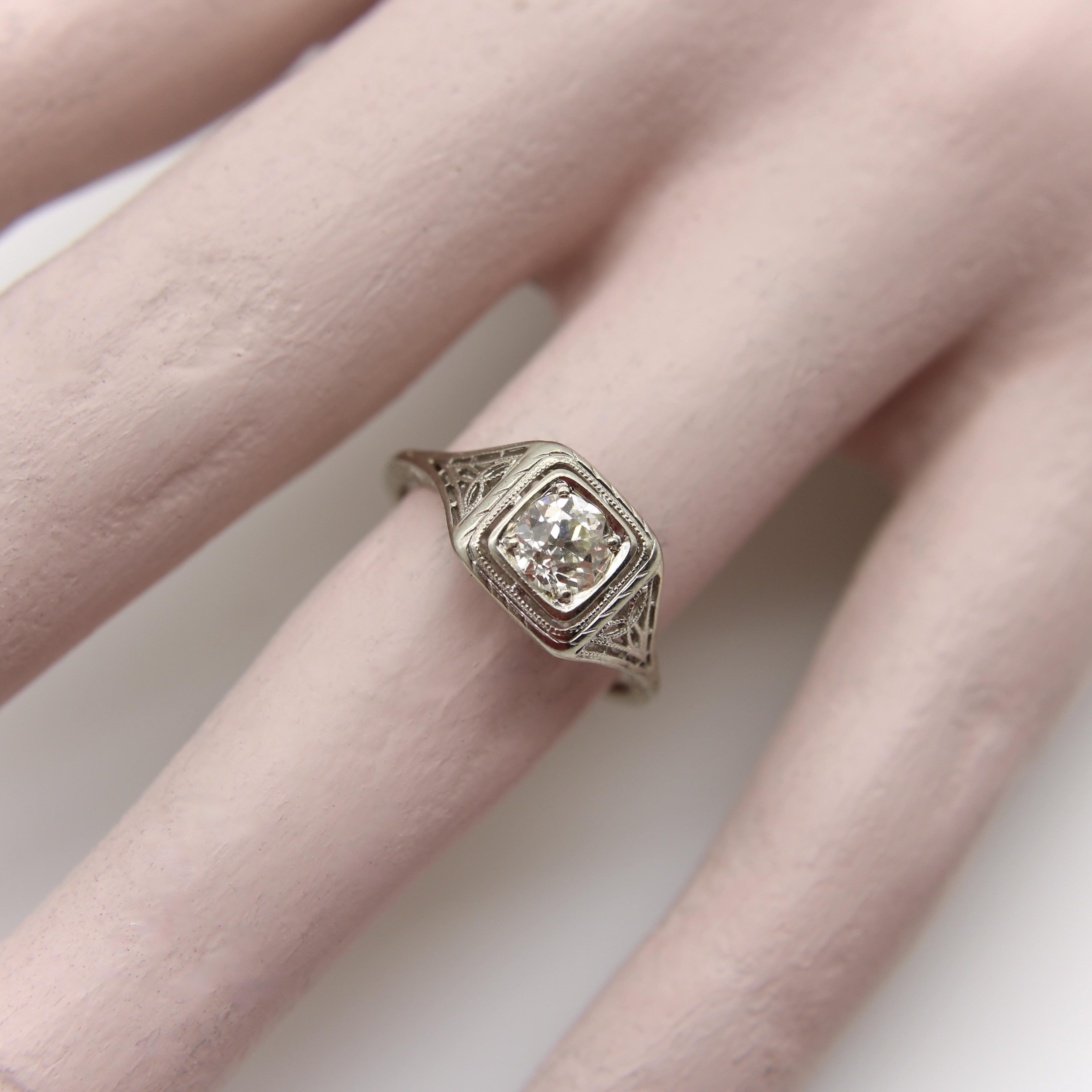 Bague de fiançailles Art déco en or blanc 18 carats avec diamant taille européenne ancienne en vente 5
