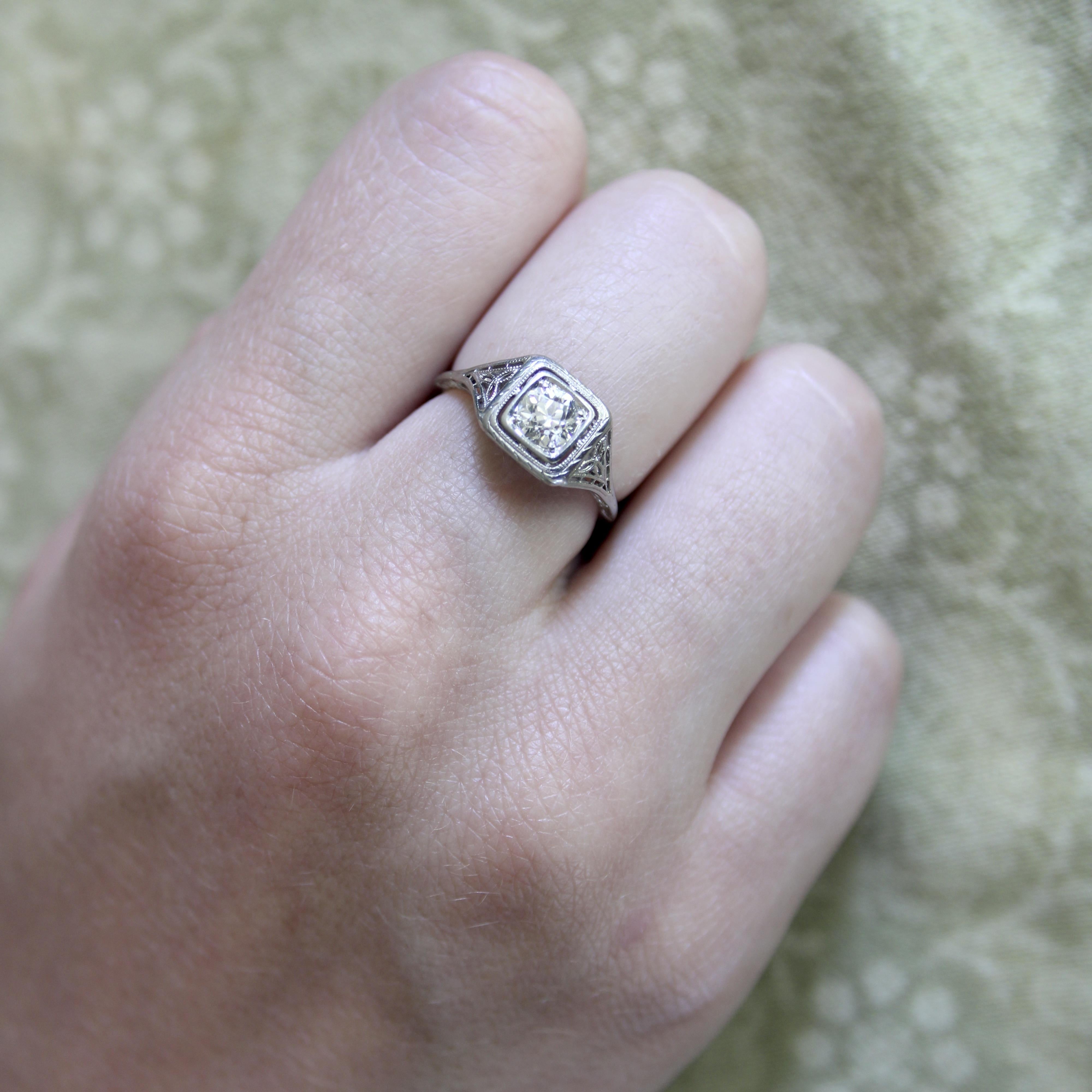 Bague de fiançailles Art déco en or blanc 18 carats avec diamant taille européenne ancienne en vente 6