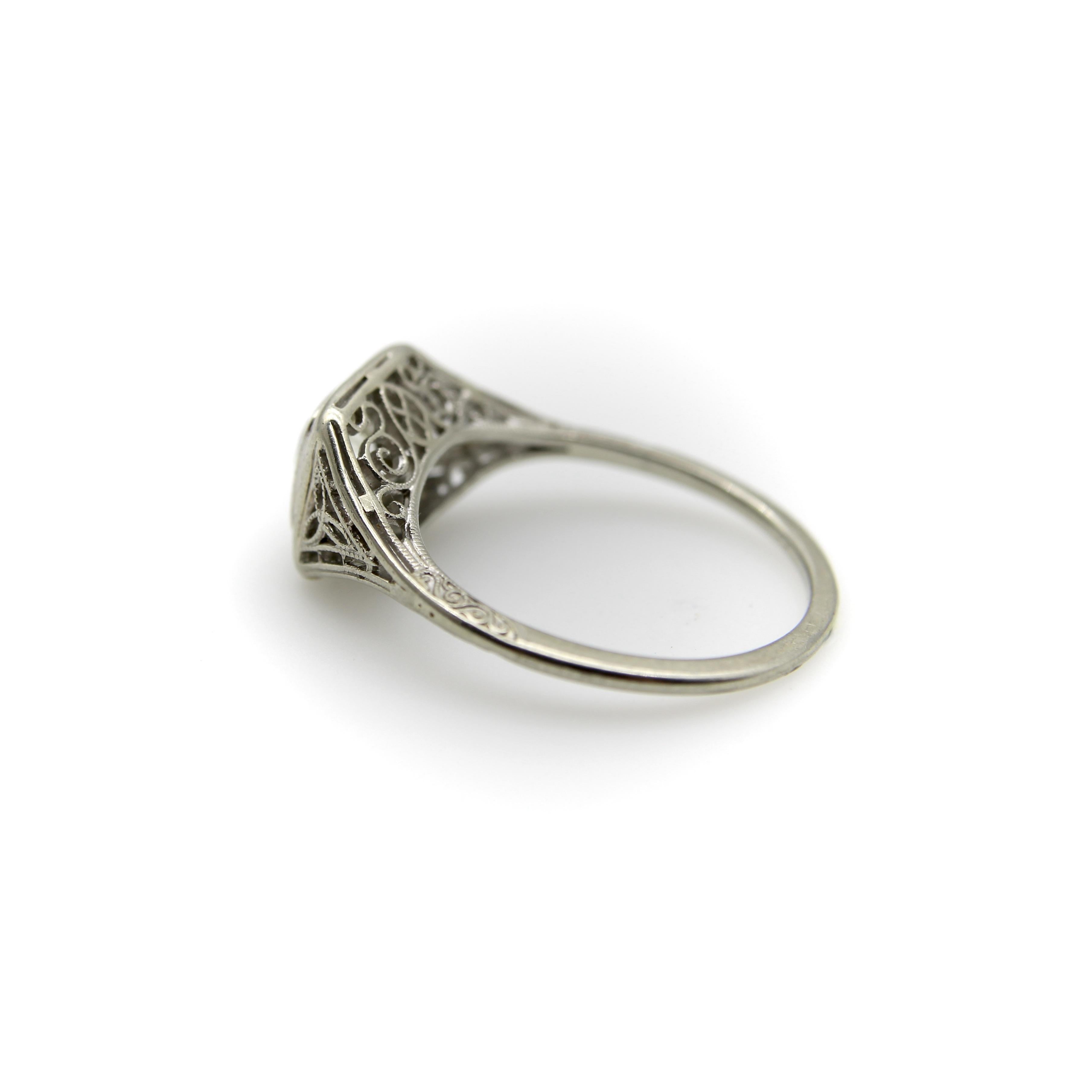 Bague de fiançailles Art déco en or blanc 18 carats avec diamant taille européenne ancienne en vente 1