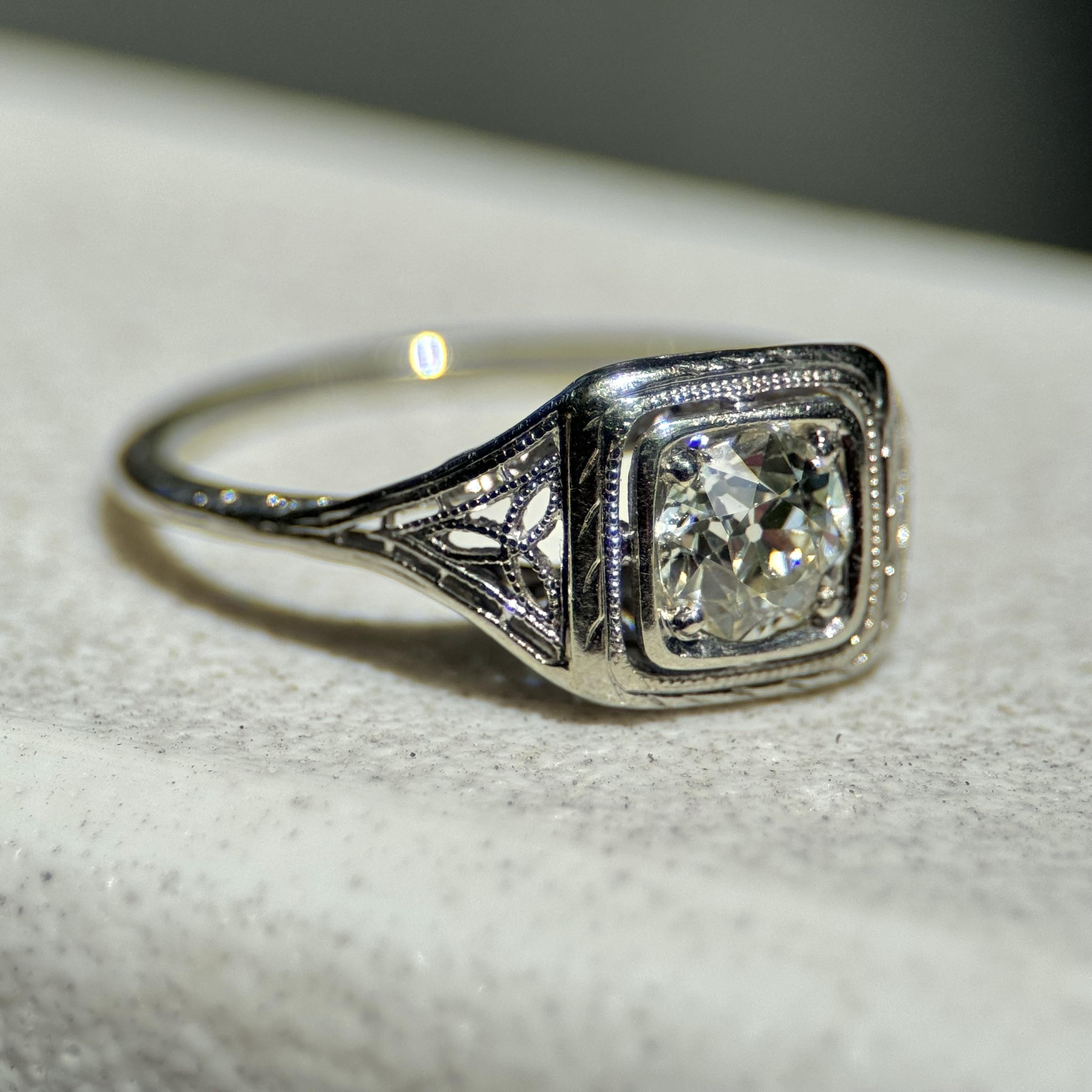 Bague de fiançailles Art déco en or blanc 18 carats avec diamant taille européenne ancienne en vente 4